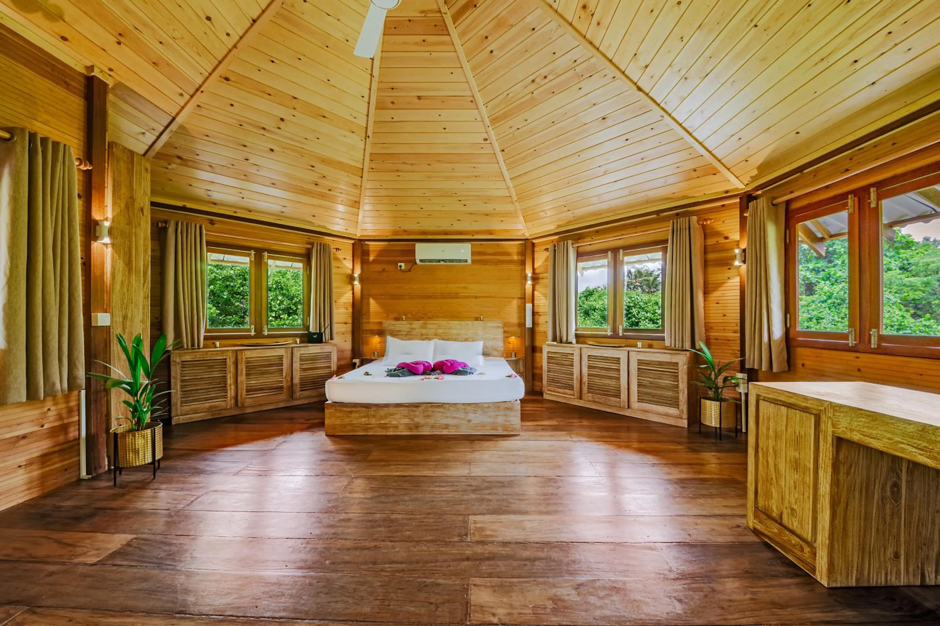 Bed in Jungle Beach Ahungalla