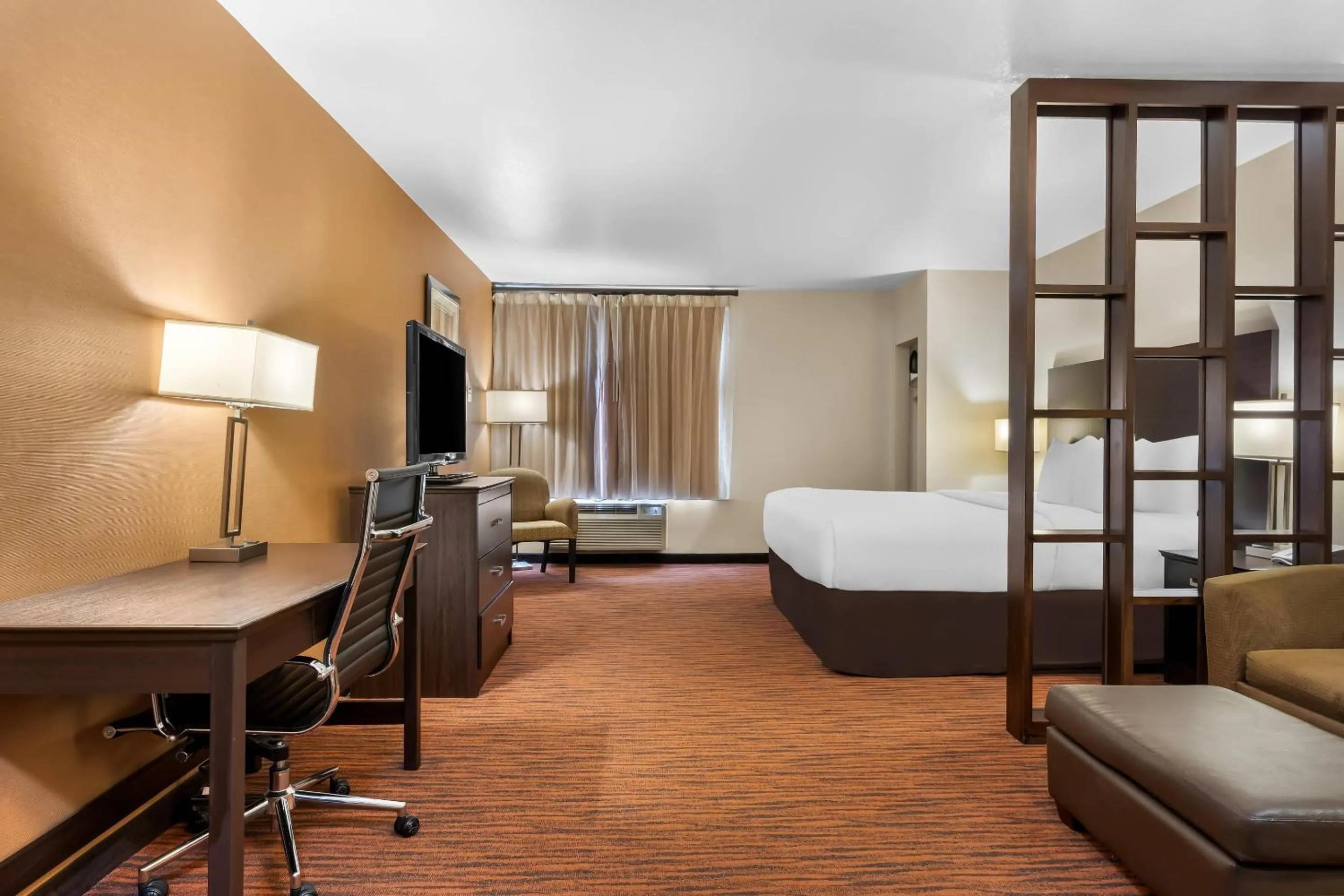 Bedroom, Bed in Comfort Suites