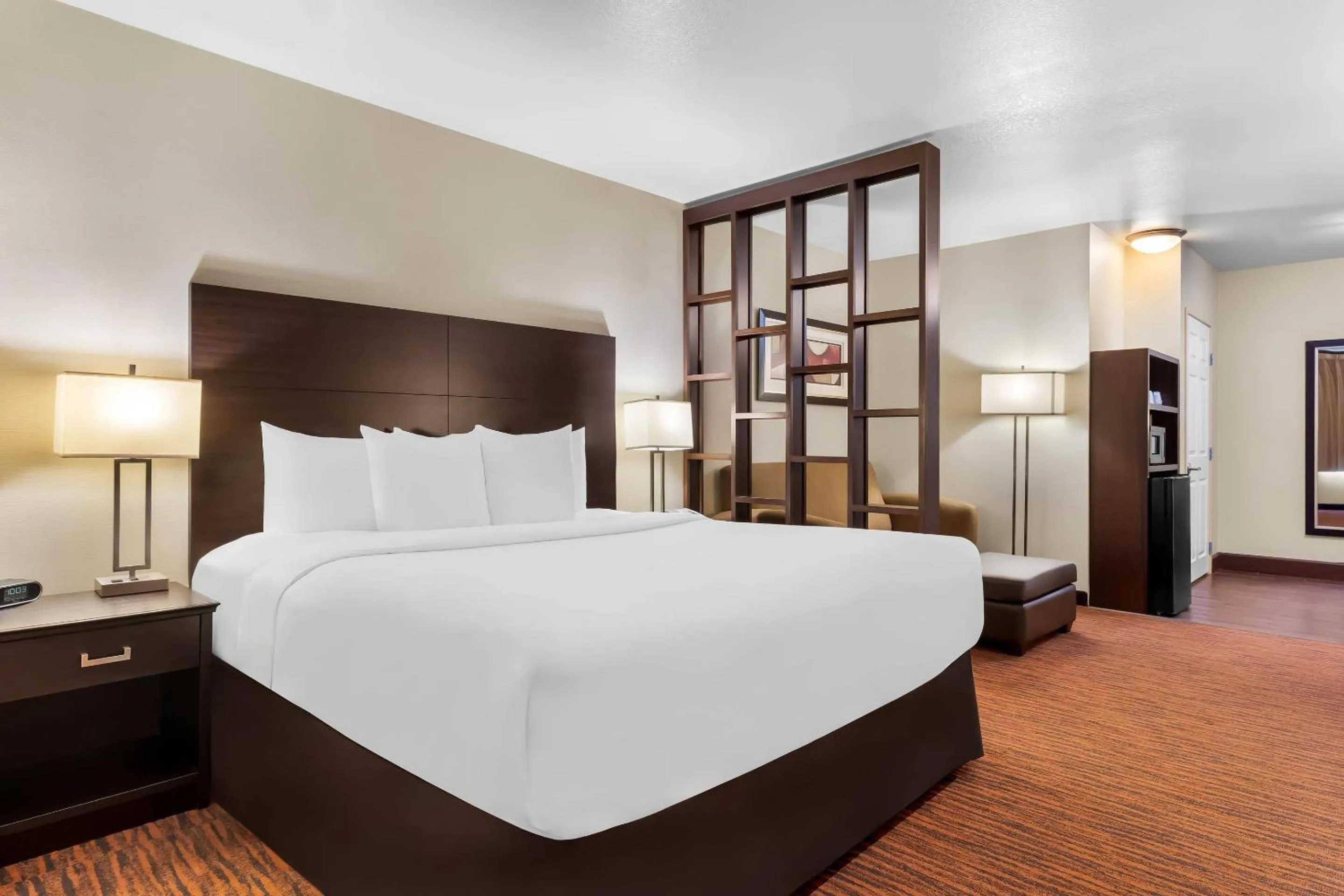 Bedroom, Bed in Comfort Suites