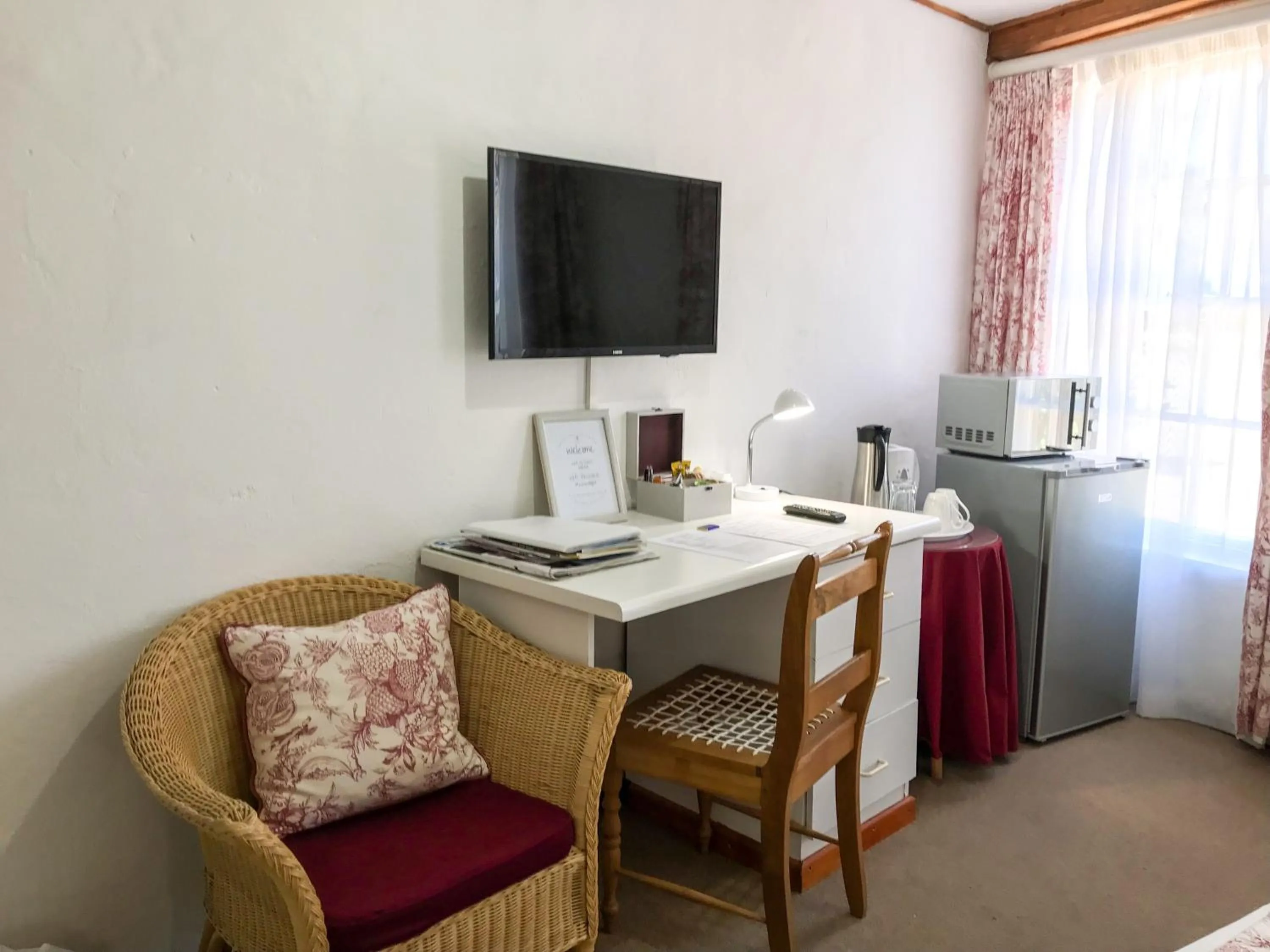 TV and multimedia in Howards End Manor B&B