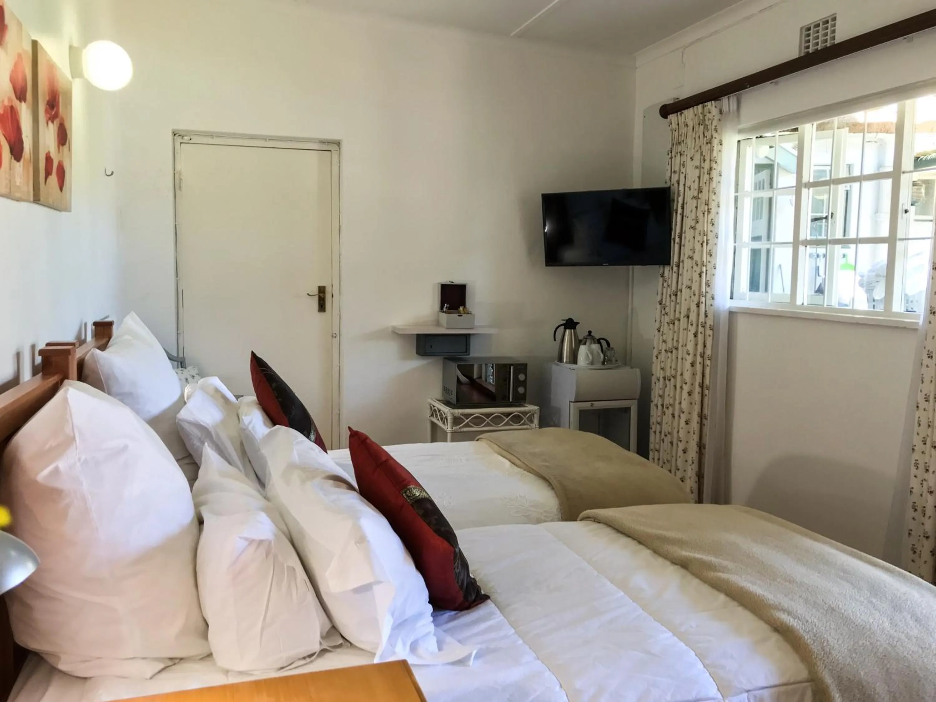 Bed in Howards End Manor B&B