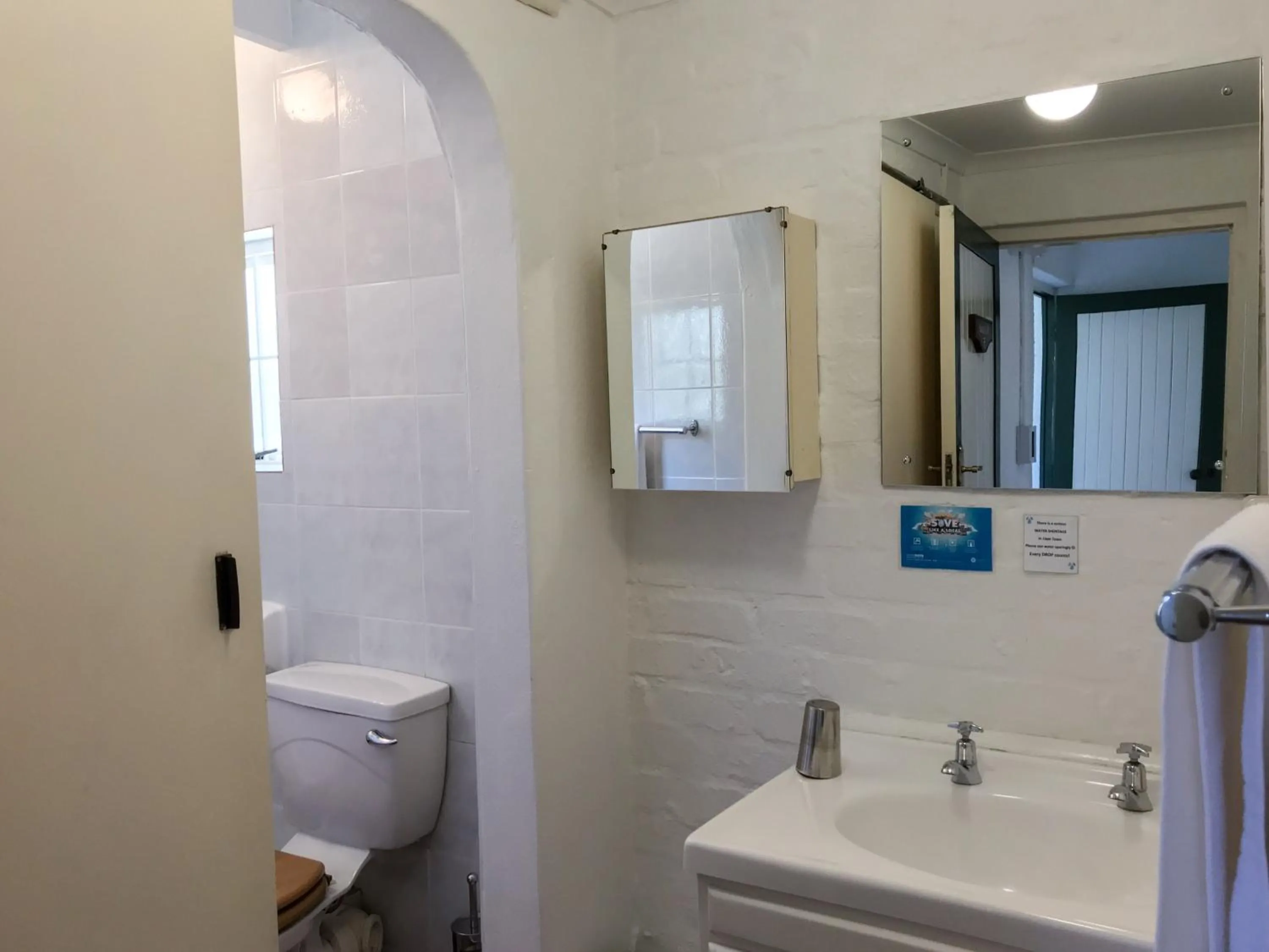 Toilet in Howards End Manor B&B