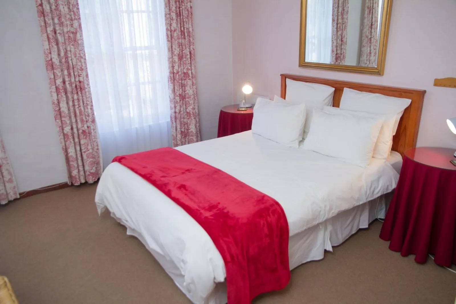 Bed in Howards End Manor B&B