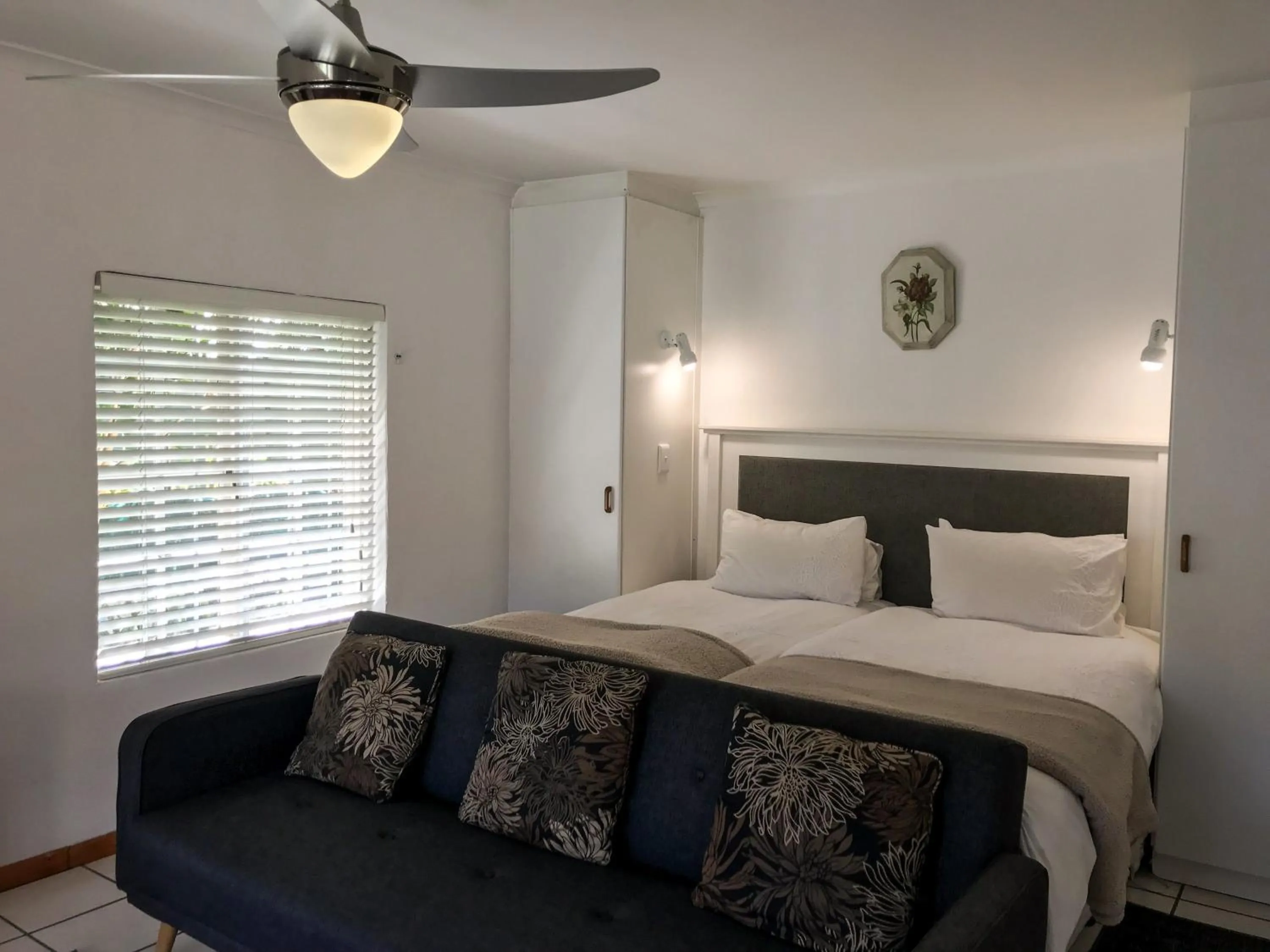 Photo of the whole room, Bed in Howards End Manor B&B