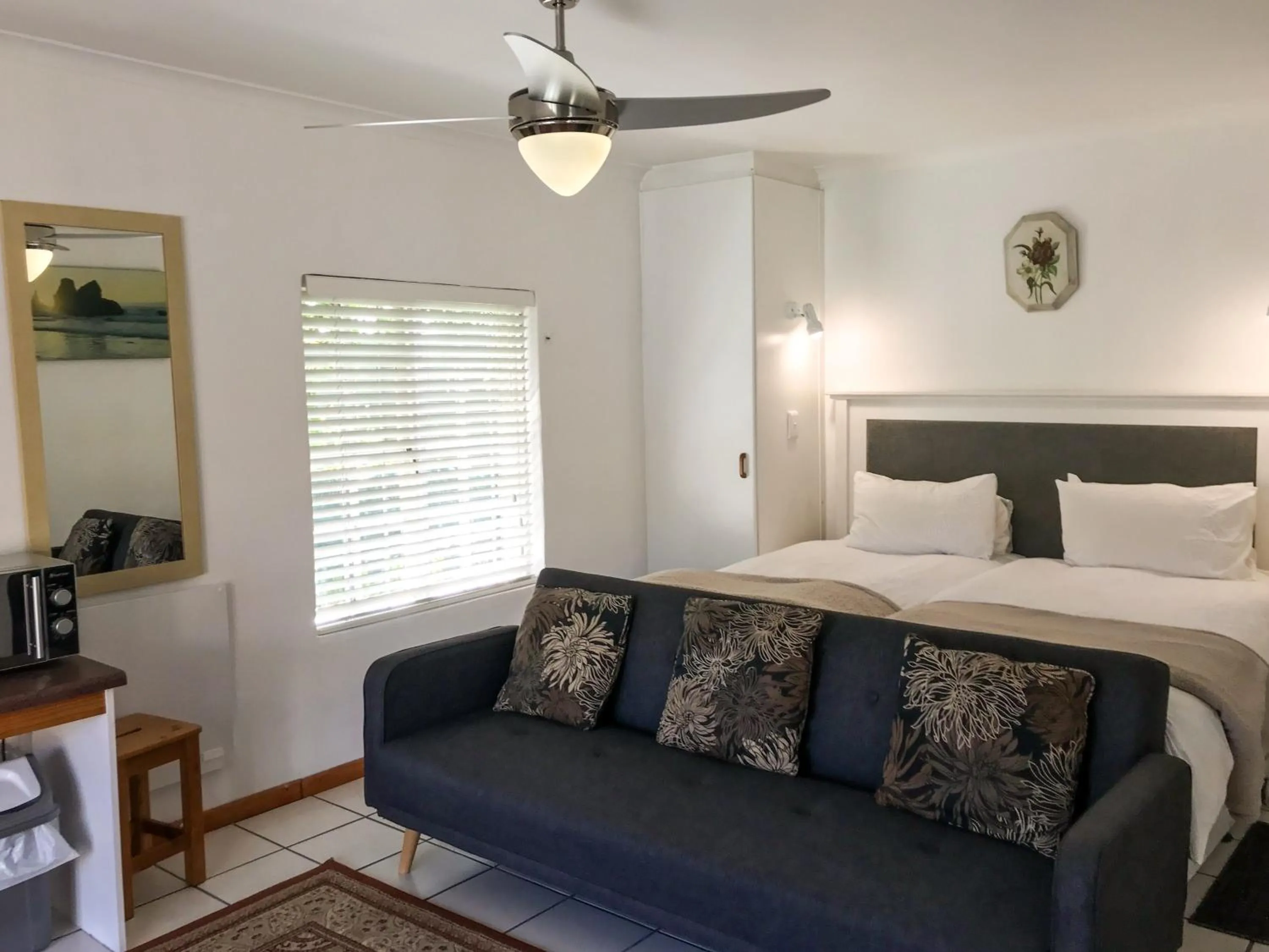 Living room, Bed in Howards End Manor B&B