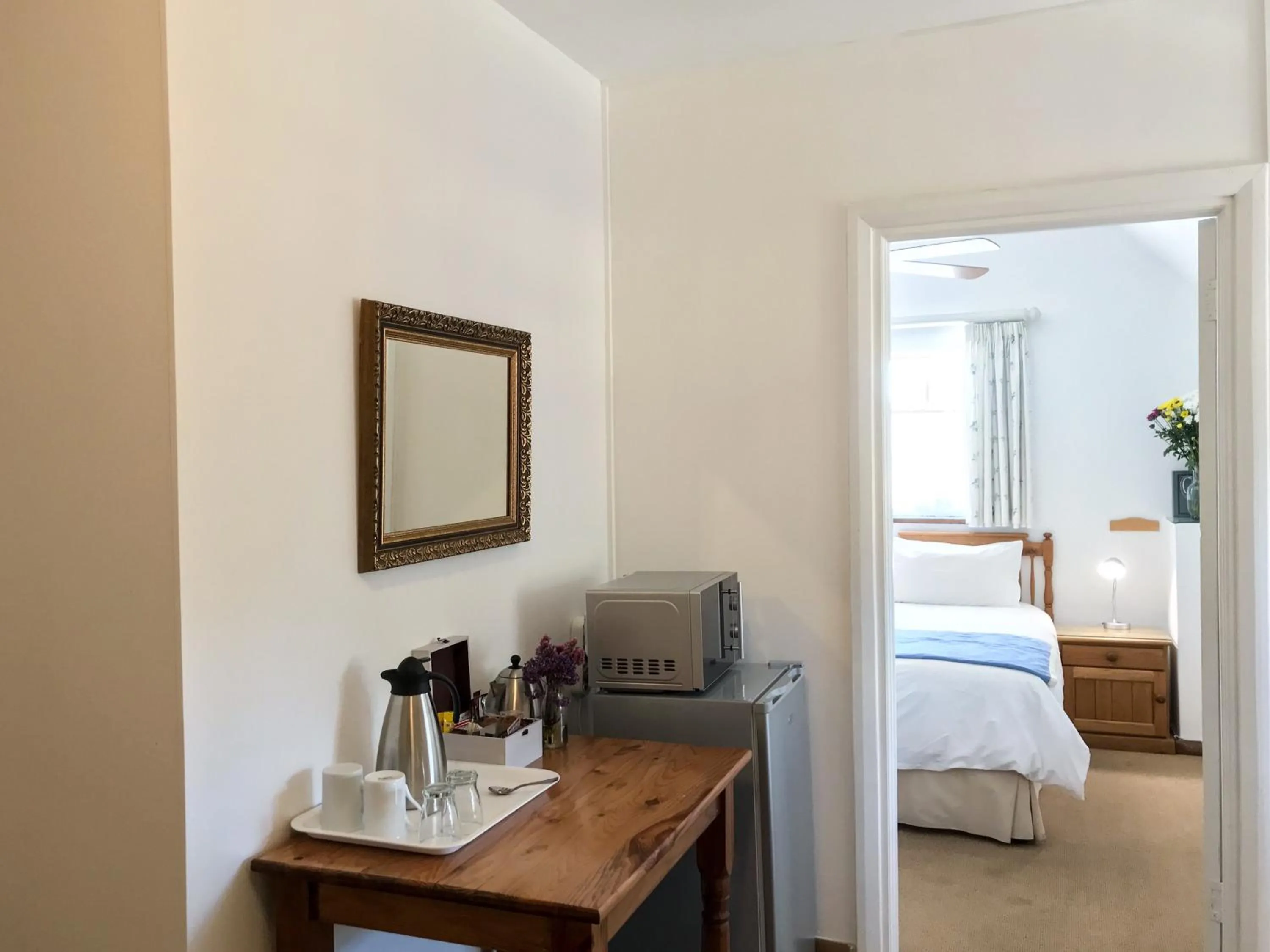 Coffee/tea facilities, Bed in Howards End Manor B&B