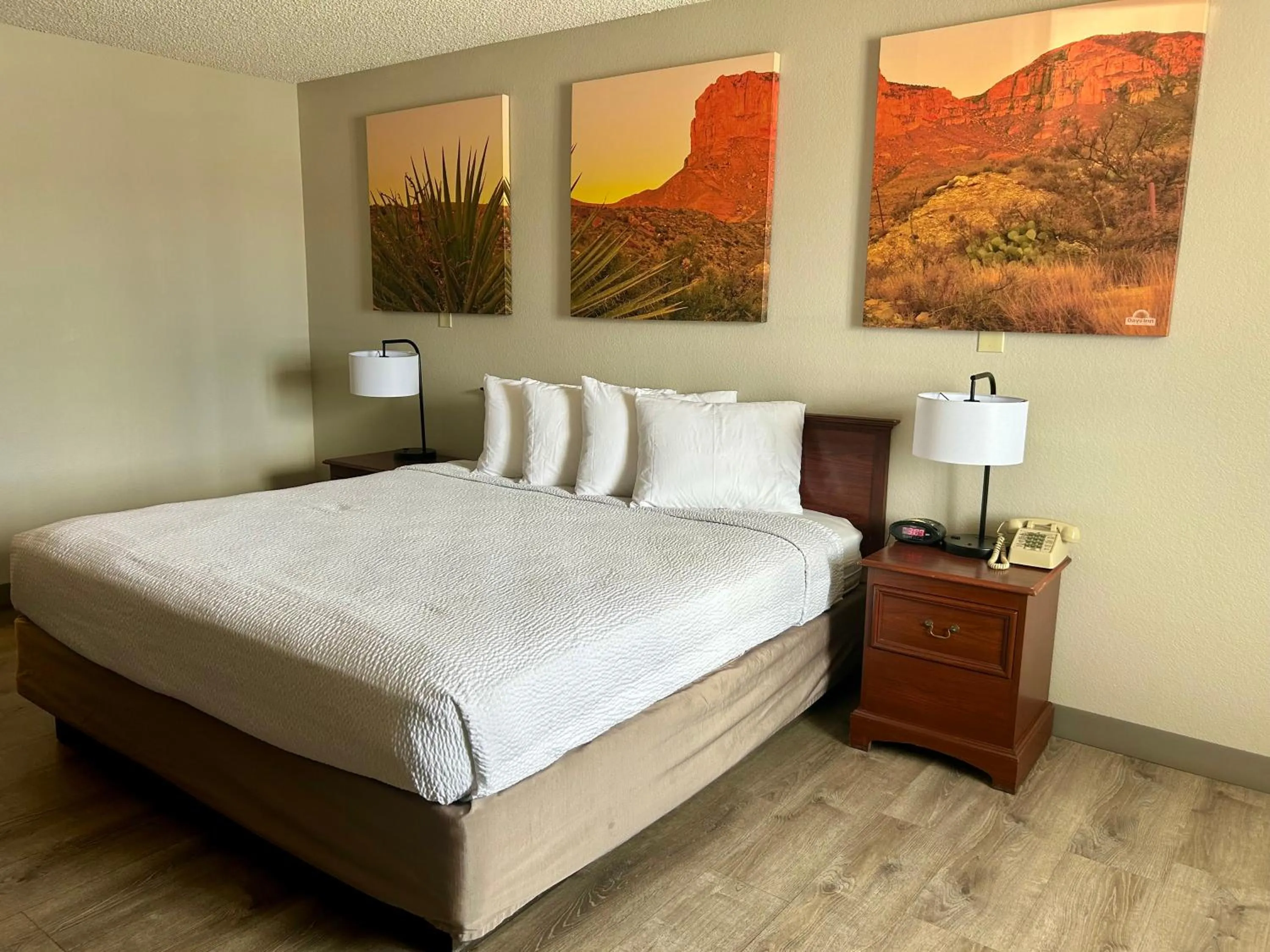 Bed in Days Inn by Wyndham Kingman West