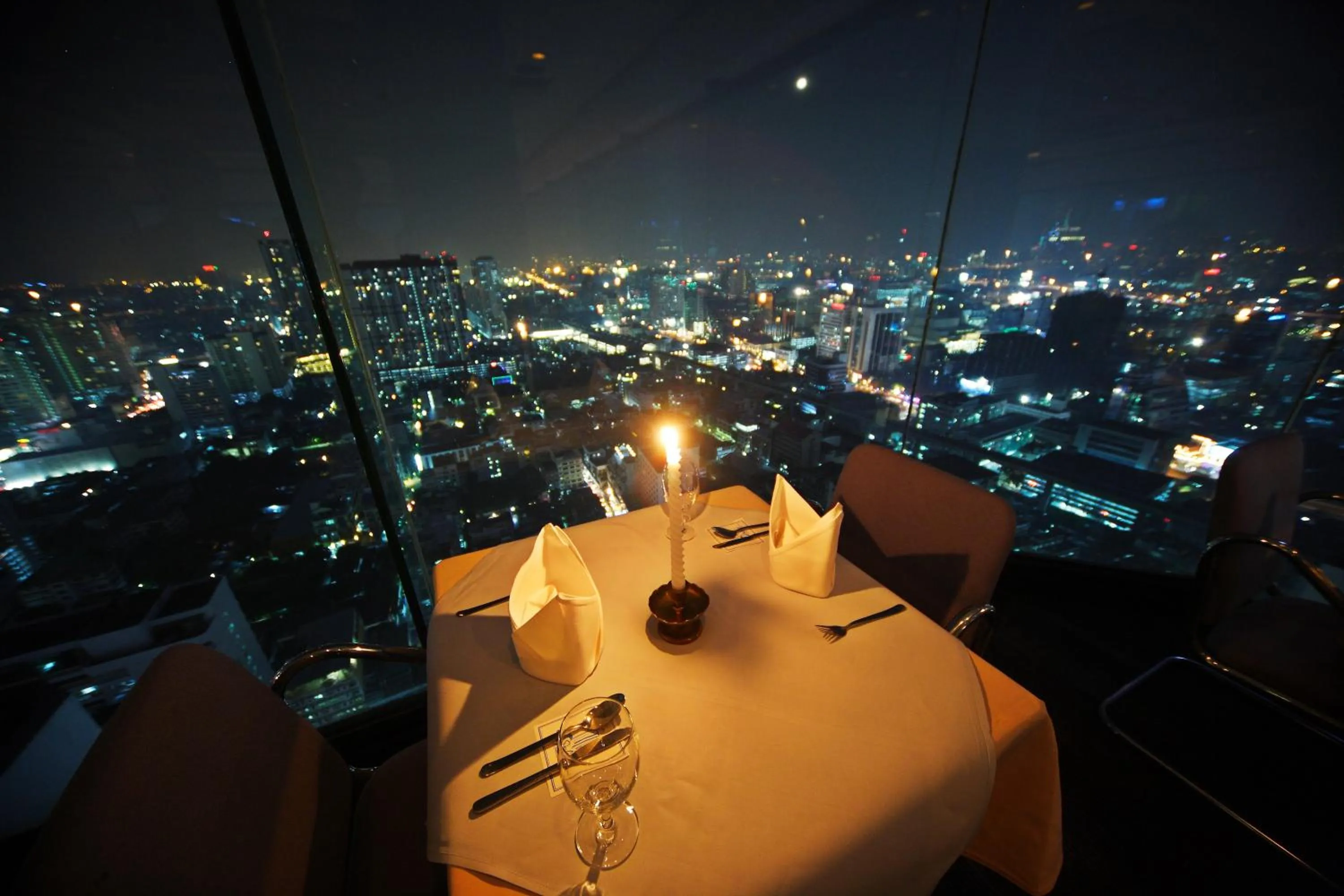 Restaurant/places to eat in Baiyoke Suite Hotel