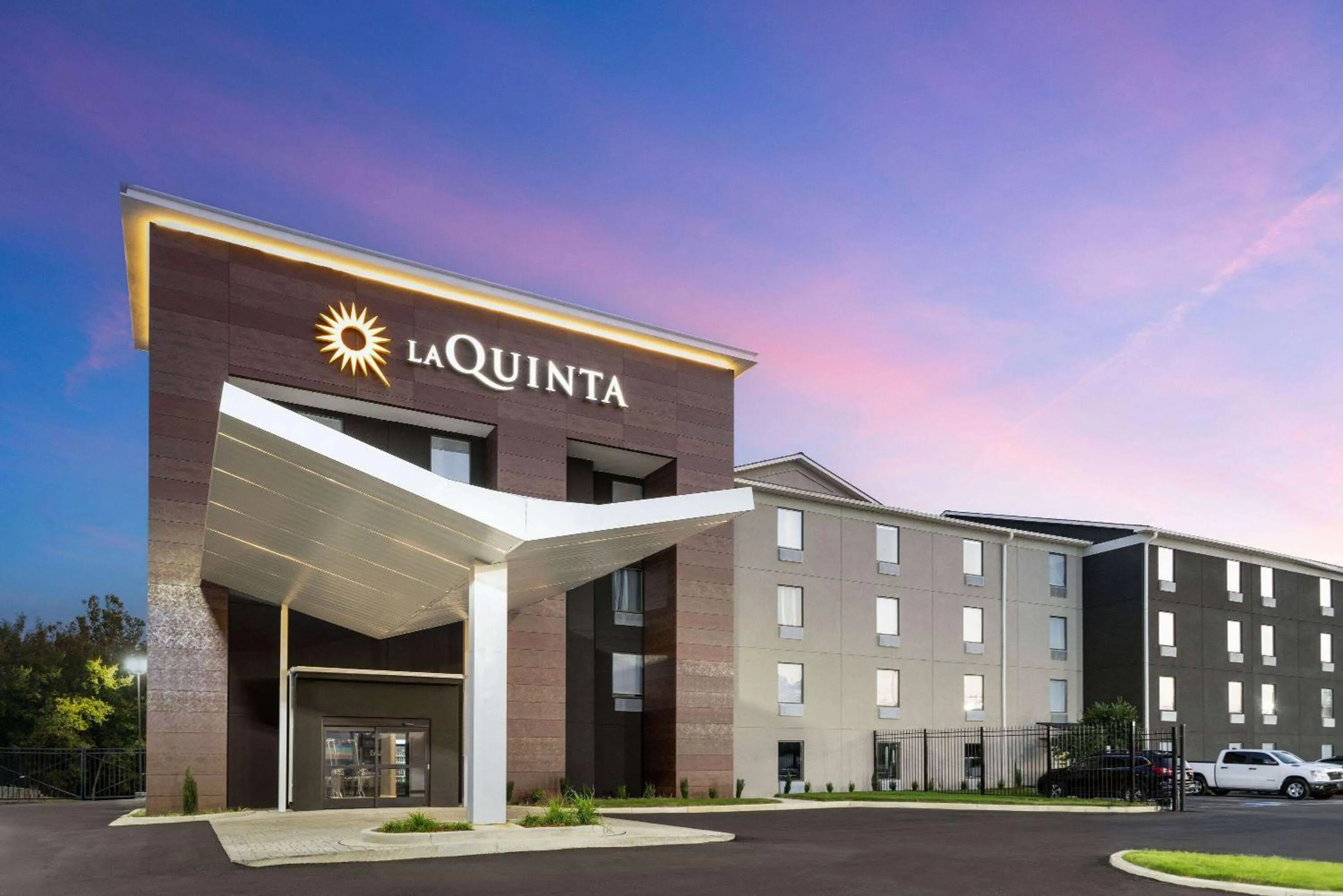 Property building in La Quinta Inn & Suites by Wyndham Memphis I-240