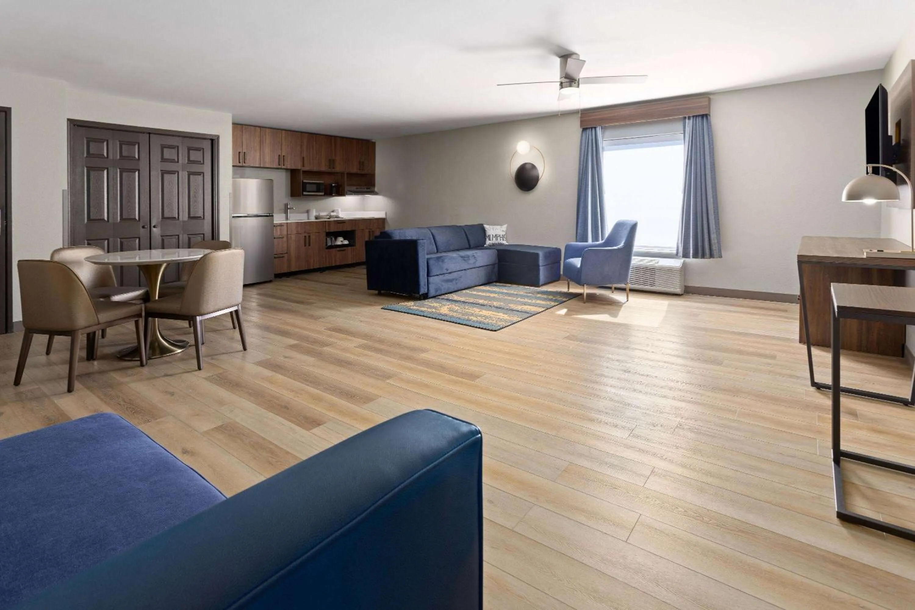 Photo of the whole room in La Quinta Inn & Suites by Wyndham Memphis I-240