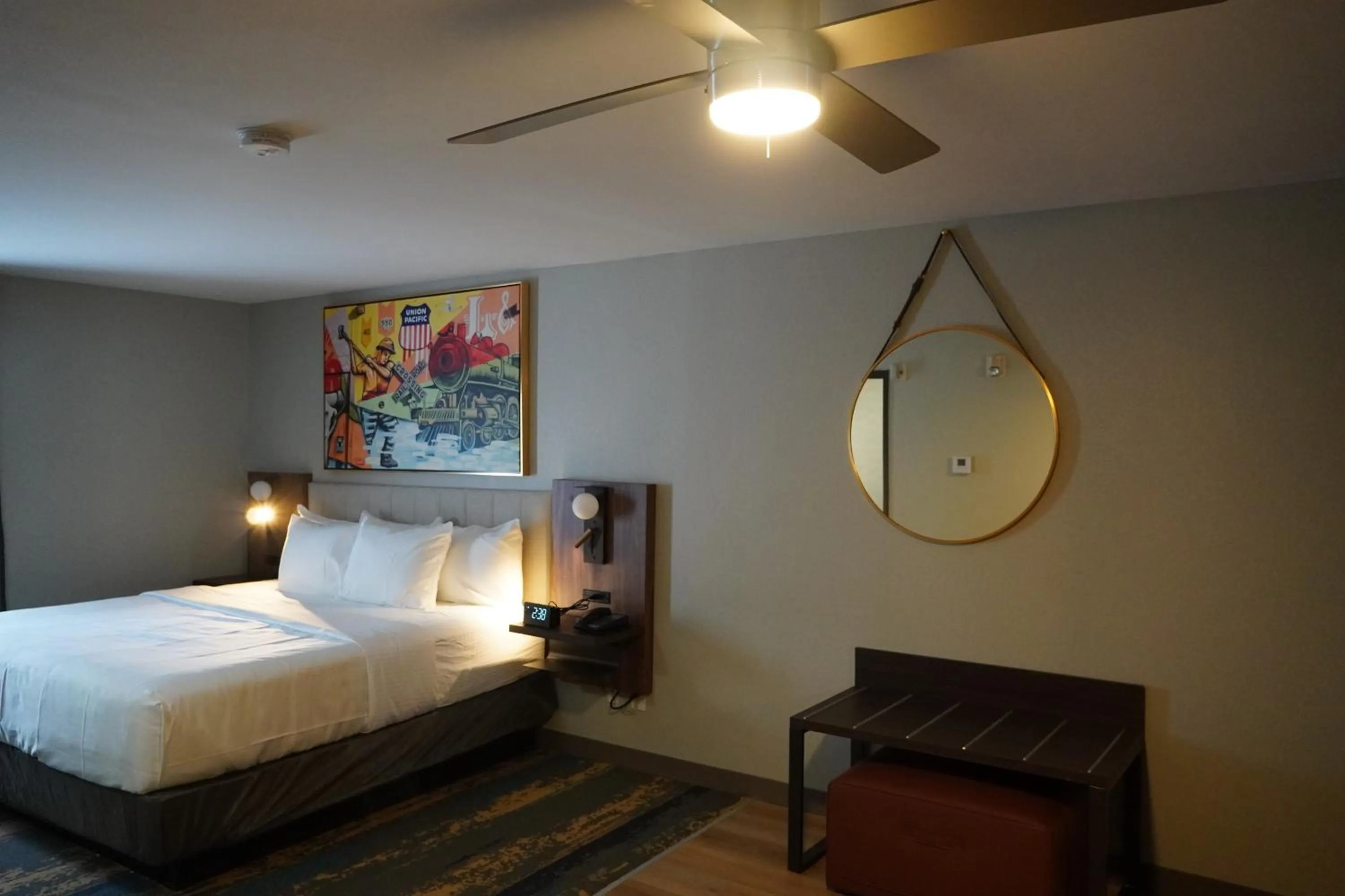 King Room with Kitchen and Tub with Grab Bars - Non-Smoking/Mobility Accessible in La Quinta Inn & Suites by Wyndham Memphis I-240