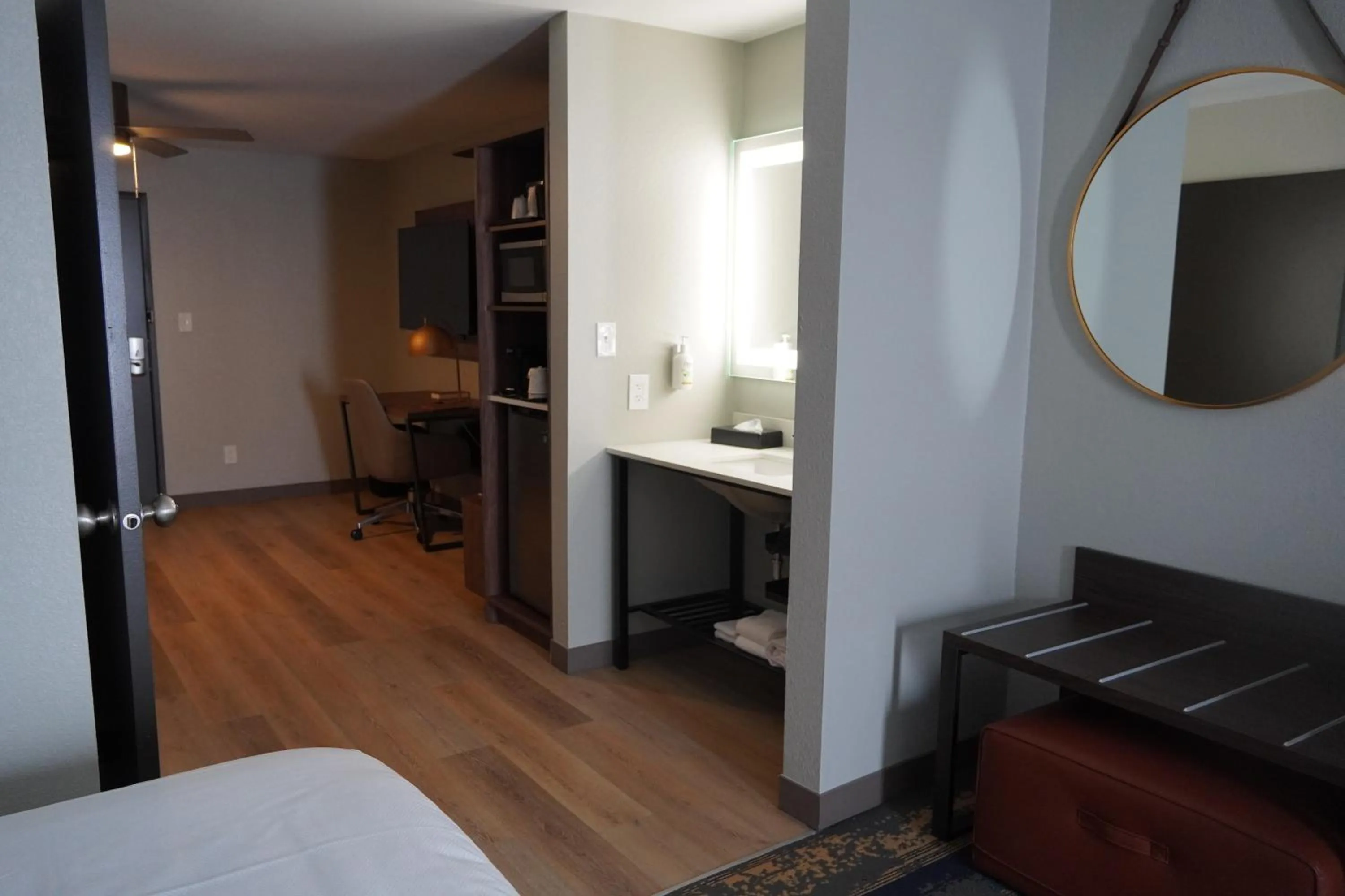 Double Room with Kitchen and Tub with Grab Bars - Non-Smoking/Mobility Accessible in La Quinta Inn & Suites by Wyndham Memphis I-240