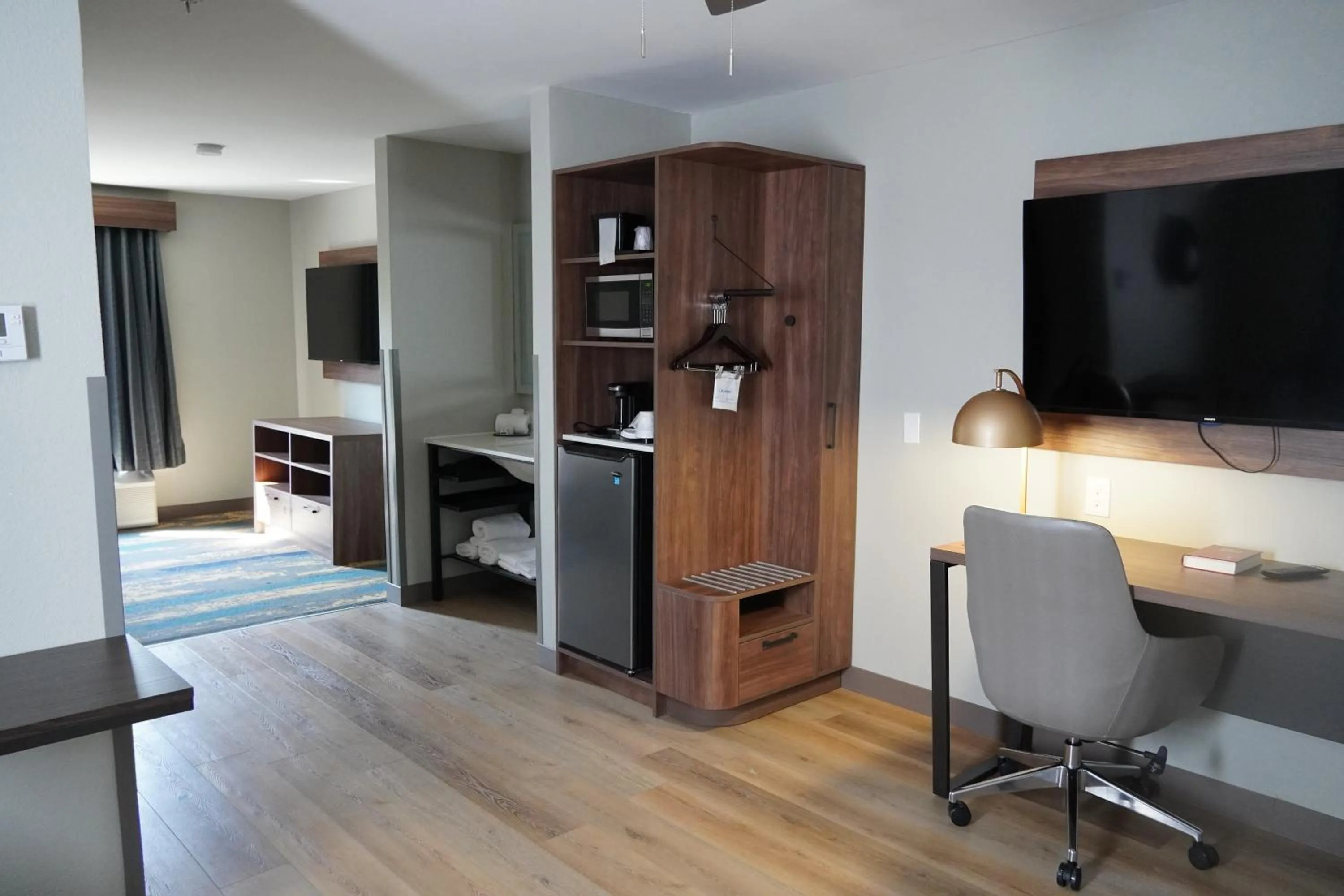 King Room with Bathtub with Grab Bars - Mobility Accessible/ Non-Smoking in La Quinta Inn & Suites by Wyndham Memphis I-240