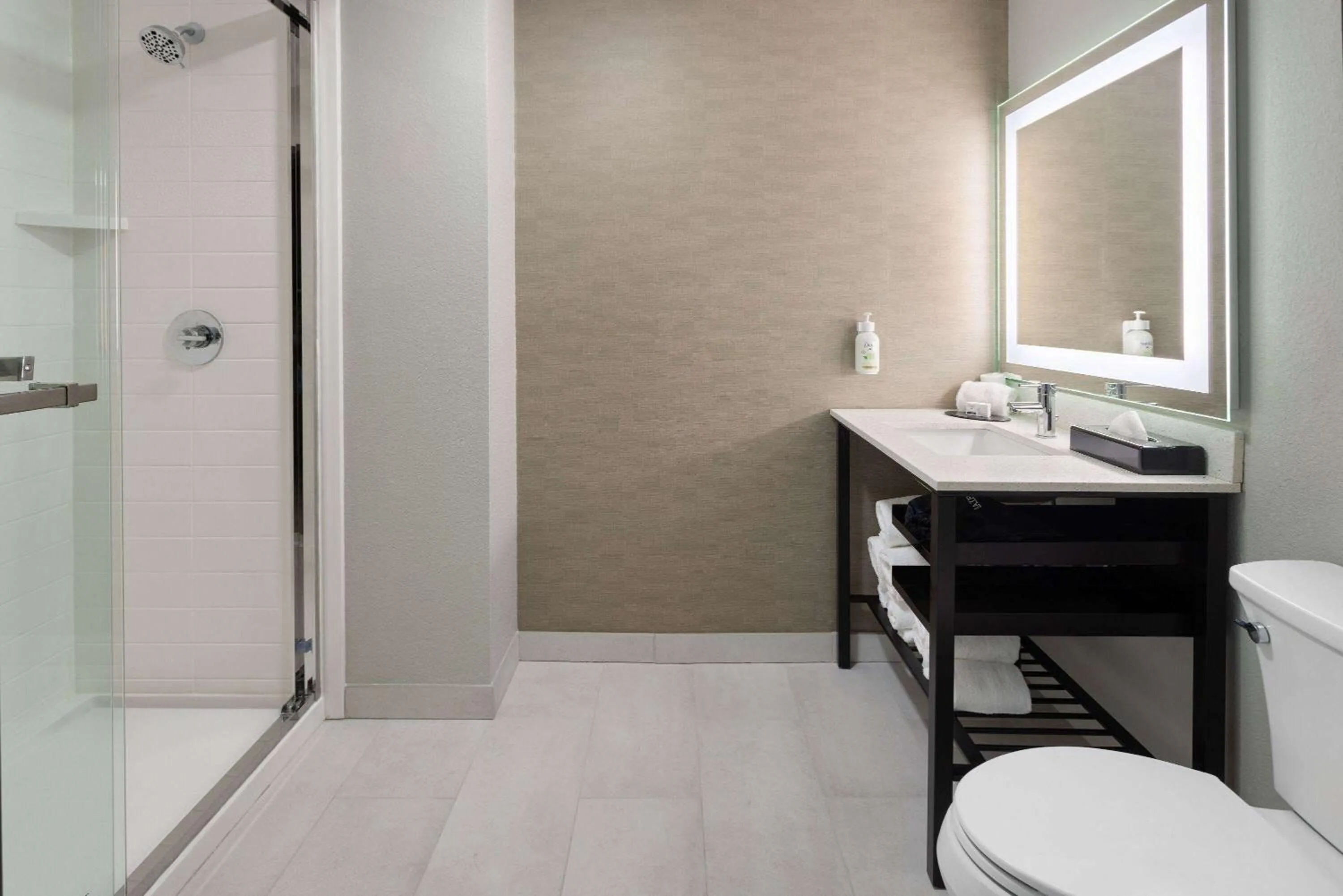 Bathroom in La Quinta Inn & Suites by Wyndham Memphis I-240