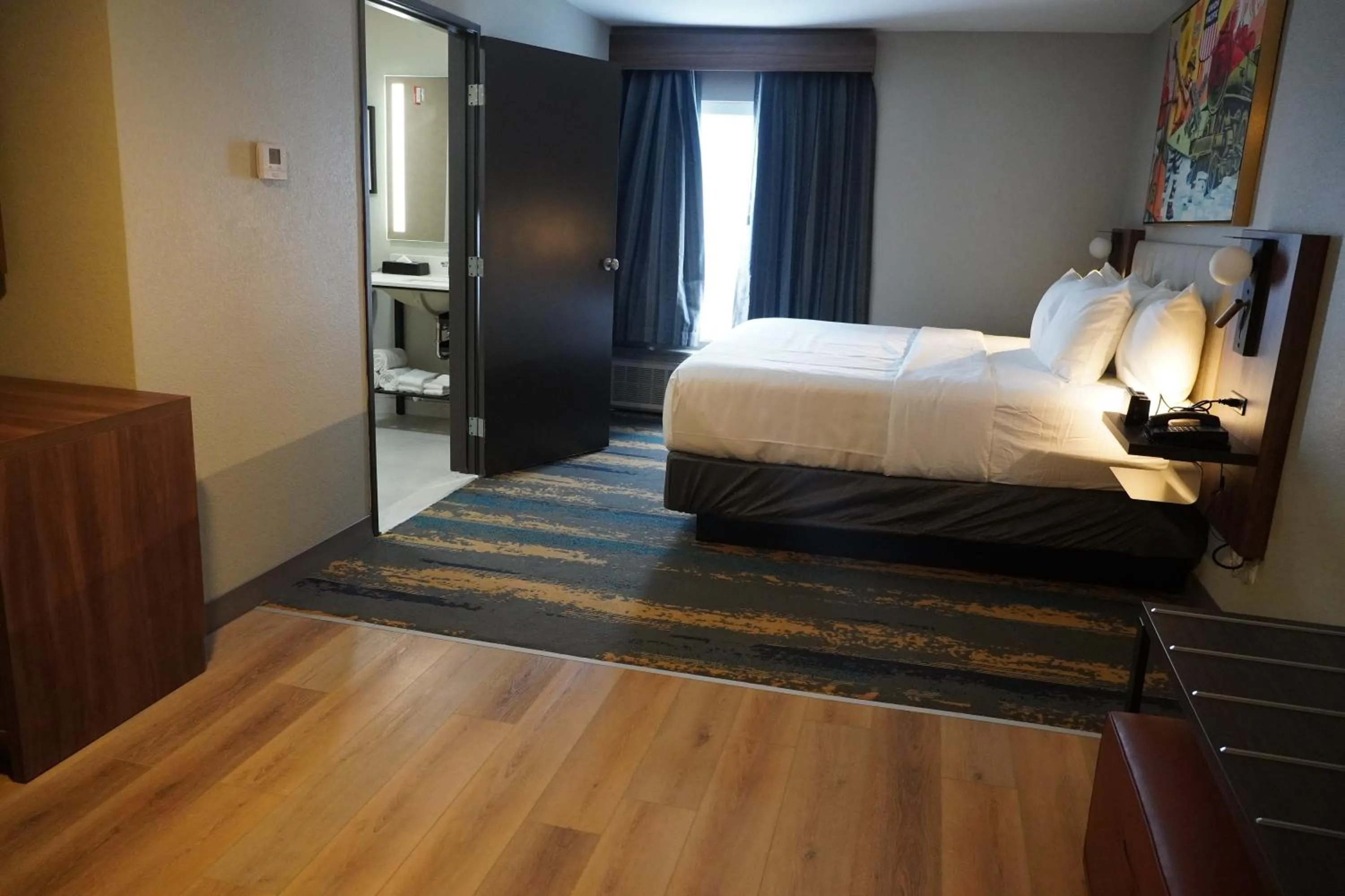 King Room with Kitchen and Tub with Grab Bars - Non-Smoking/Mobility Accessible in La Quinta Inn & Suites by Wyndham Memphis I-240