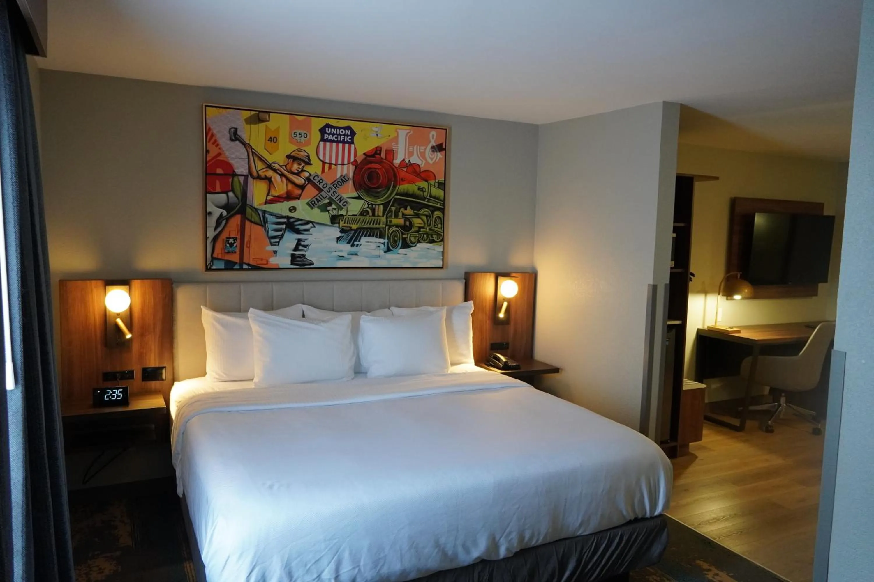 King Oversize Room with Bathtub - Non-Smoking in La Quinta Inn & Suites by Wyndham Memphis I-240