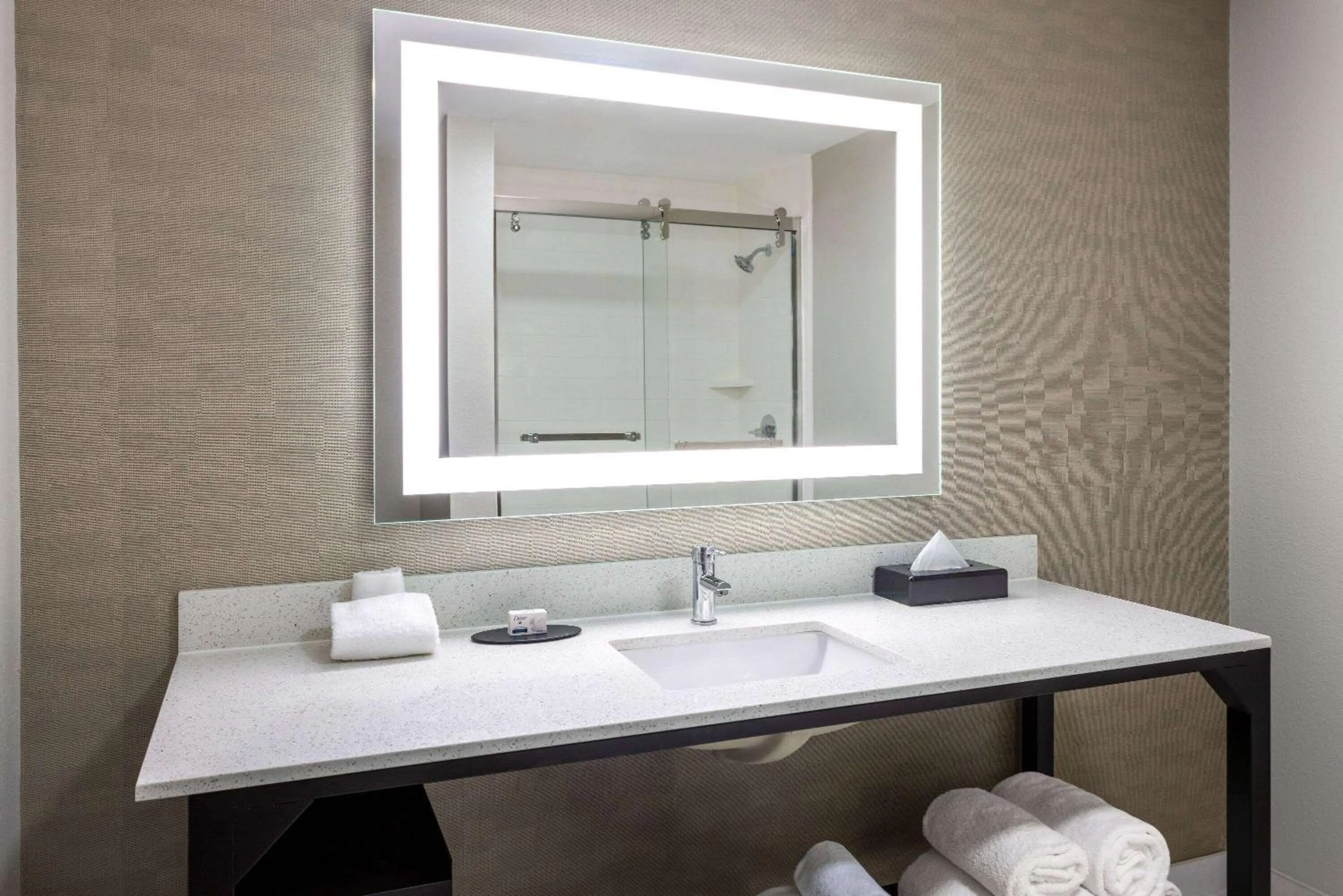 Bathroom in La Quinta Inn & Suites by Wyndham Memphis I-240