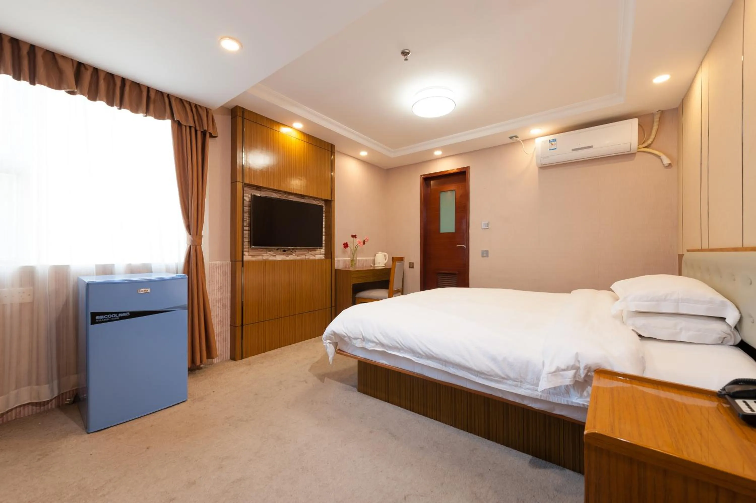 Living room, Bed in Guangzhou Compass Hotel