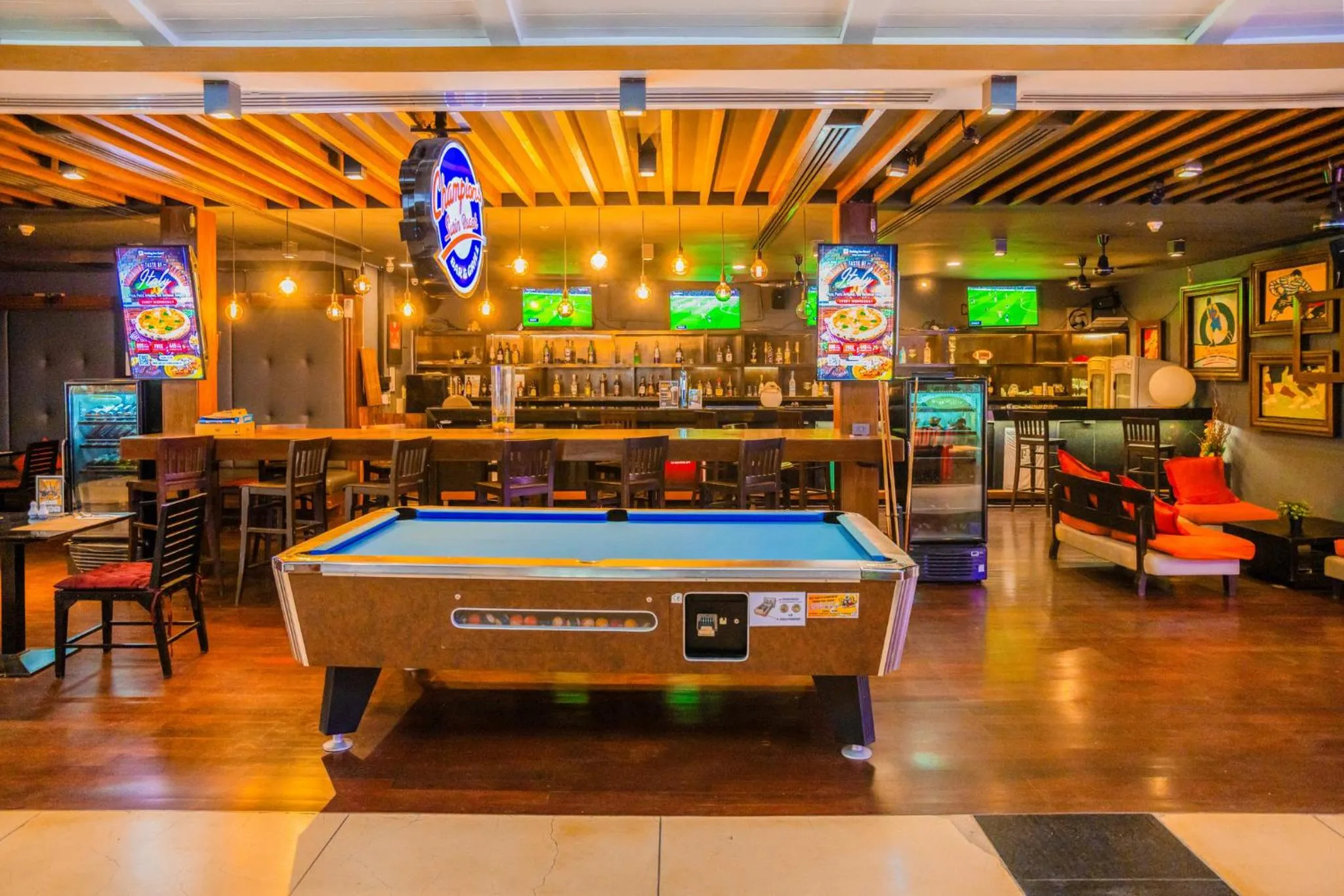 Lounge or bar in Holiday Inn Resort Phuket Surin Beach, an IHG Hotel