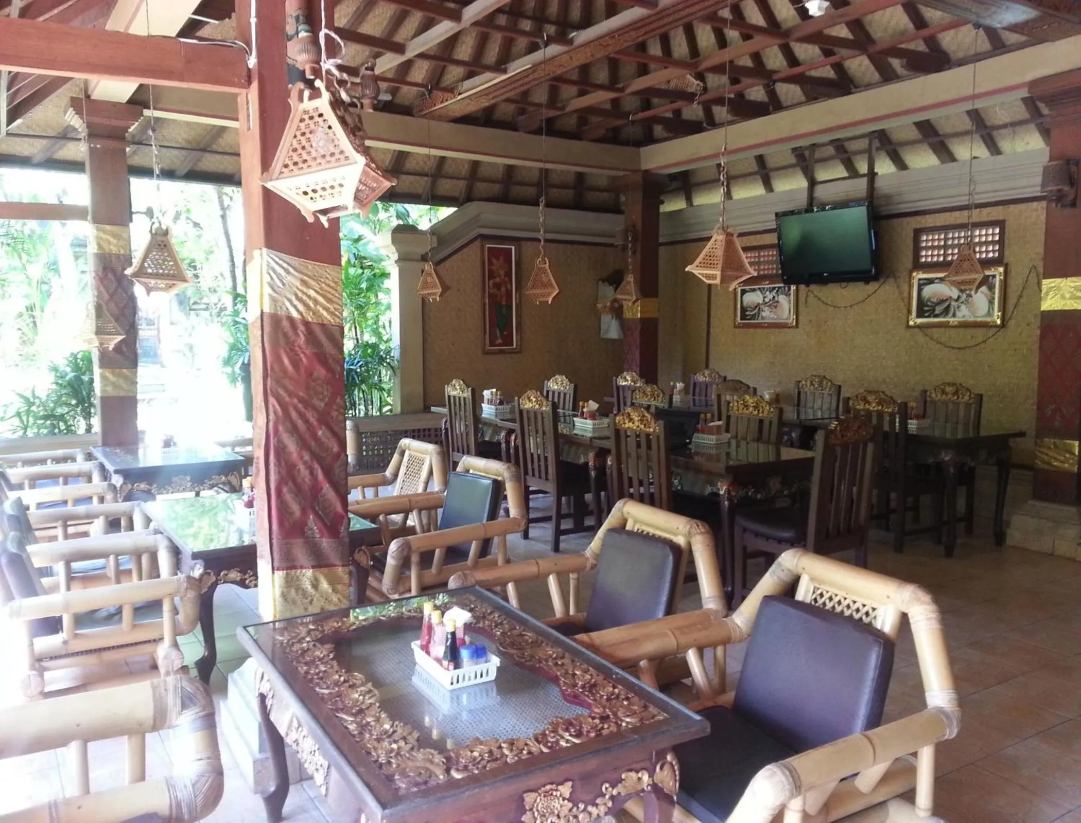 Restaurant/places to eat in Dewa Bharata Bungalows Legian