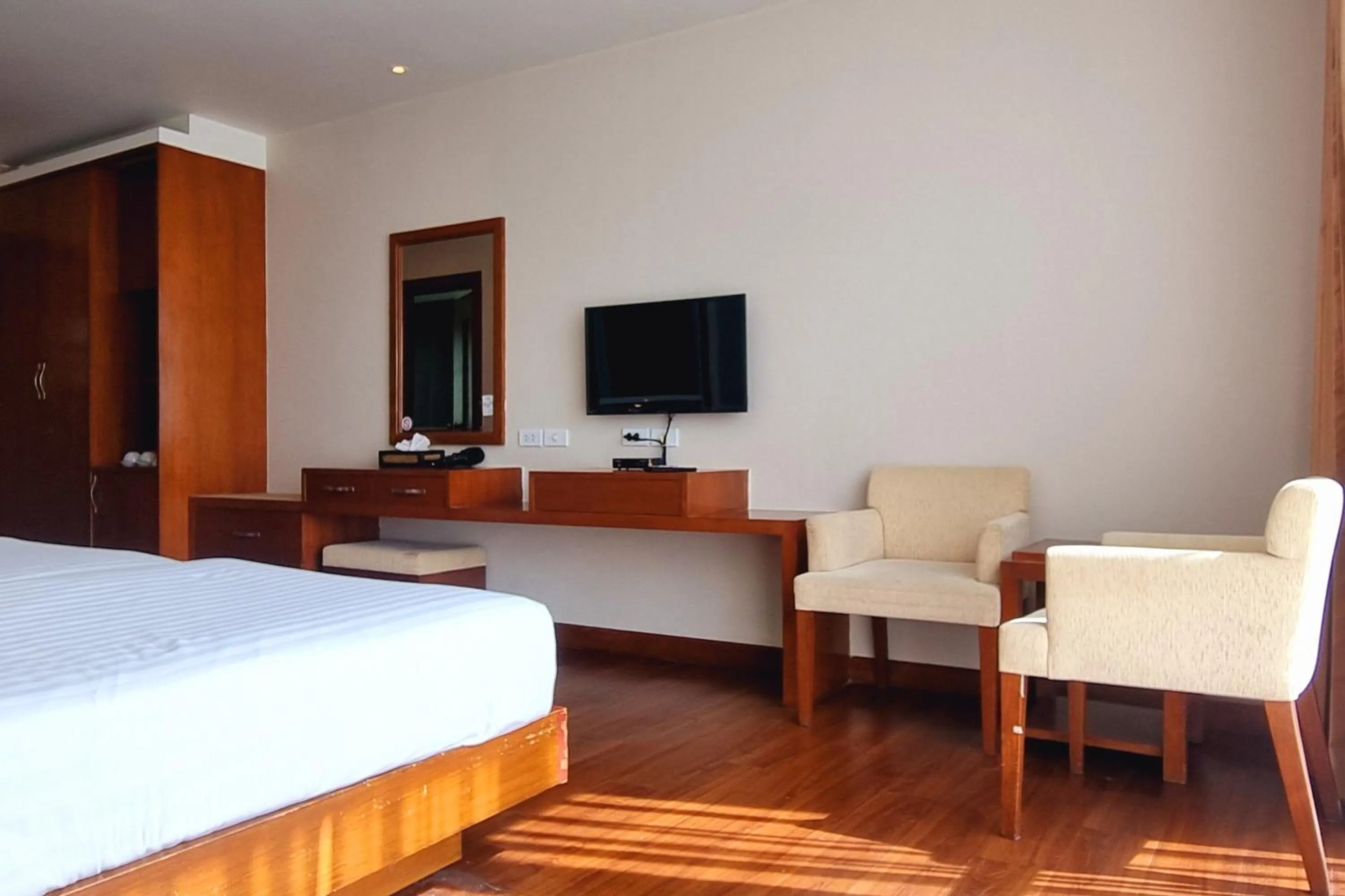 TV and multimedia, Bed in Lantana Resort Hotel Bangkok