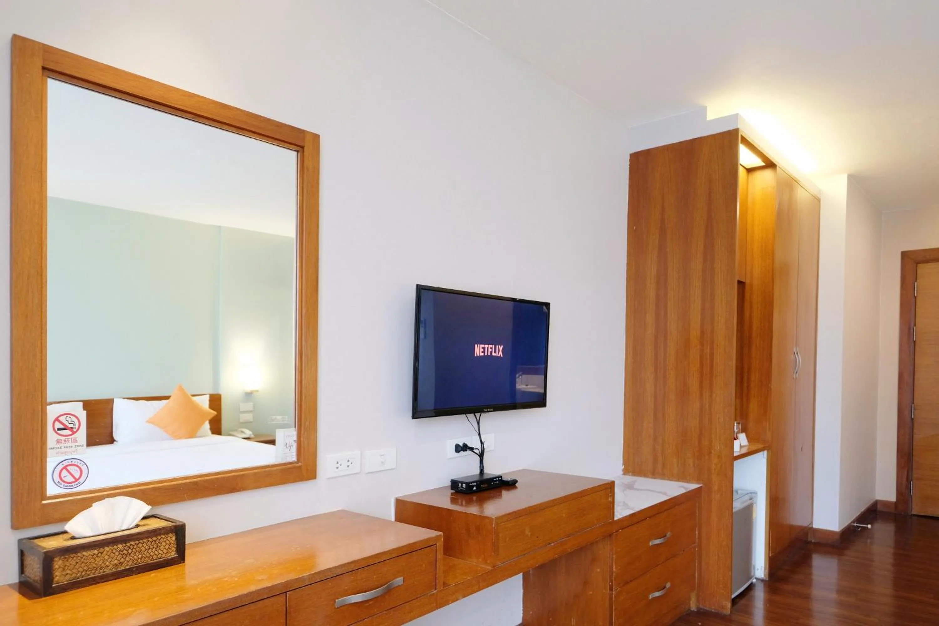 TV and multimedia, Bed in Lantana Resort Hotel Bangkok
