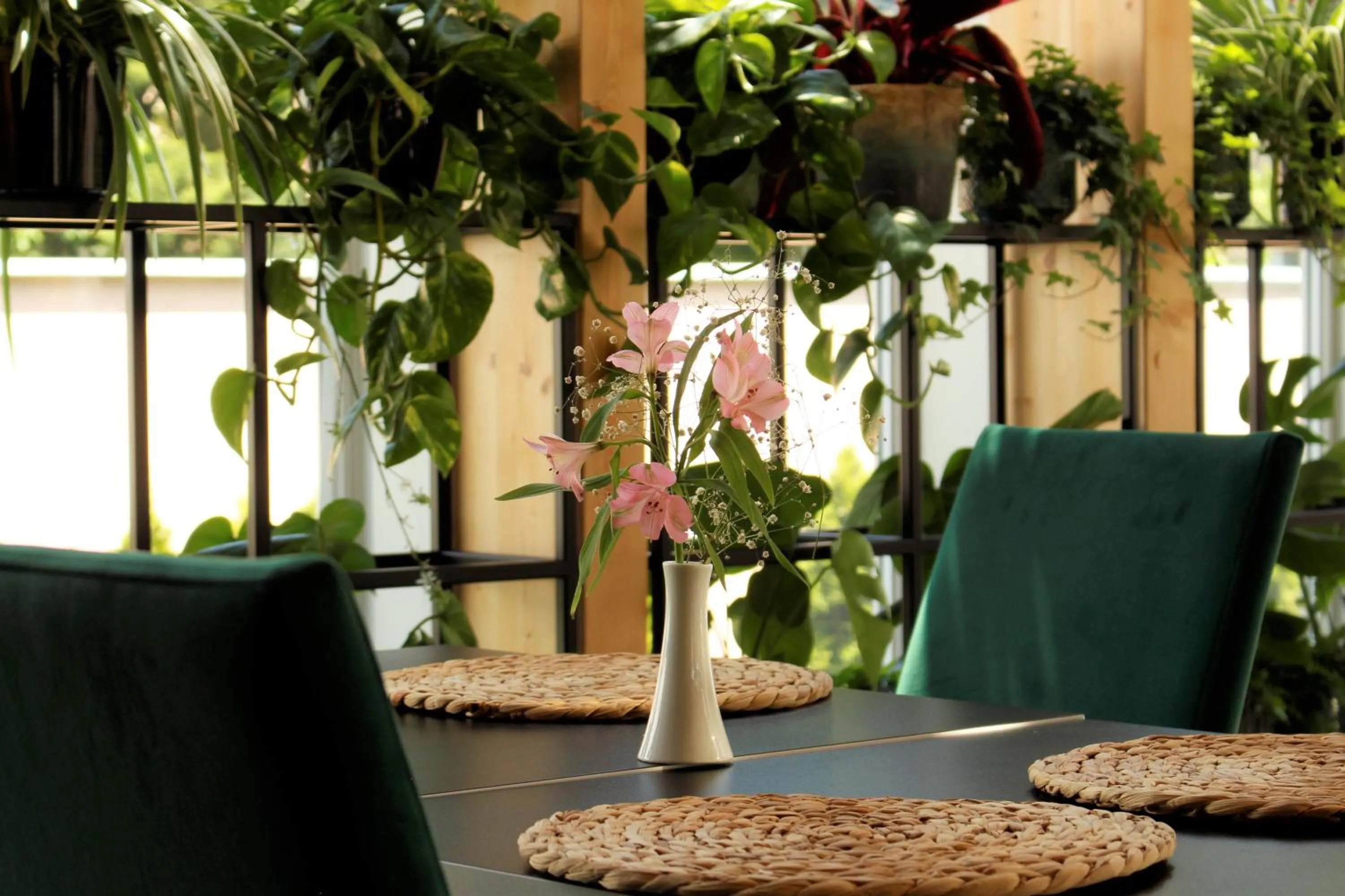 Restaurant/places to eat in Platinum Residence Boutique