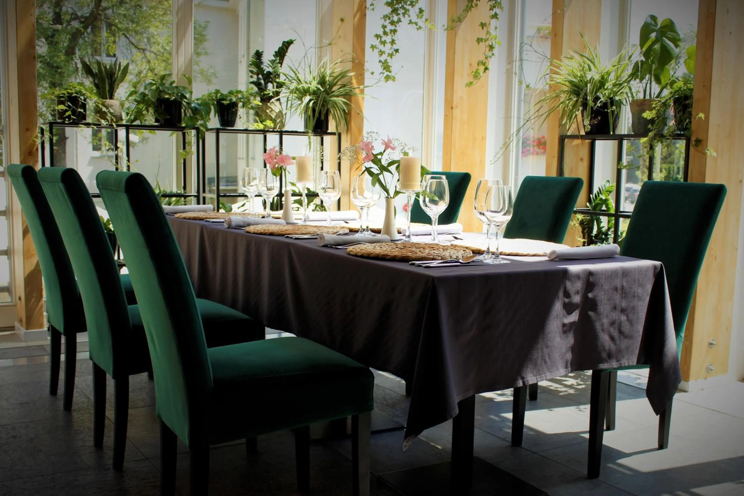 Restaurant/places to eat in Platinum Residence Boutique