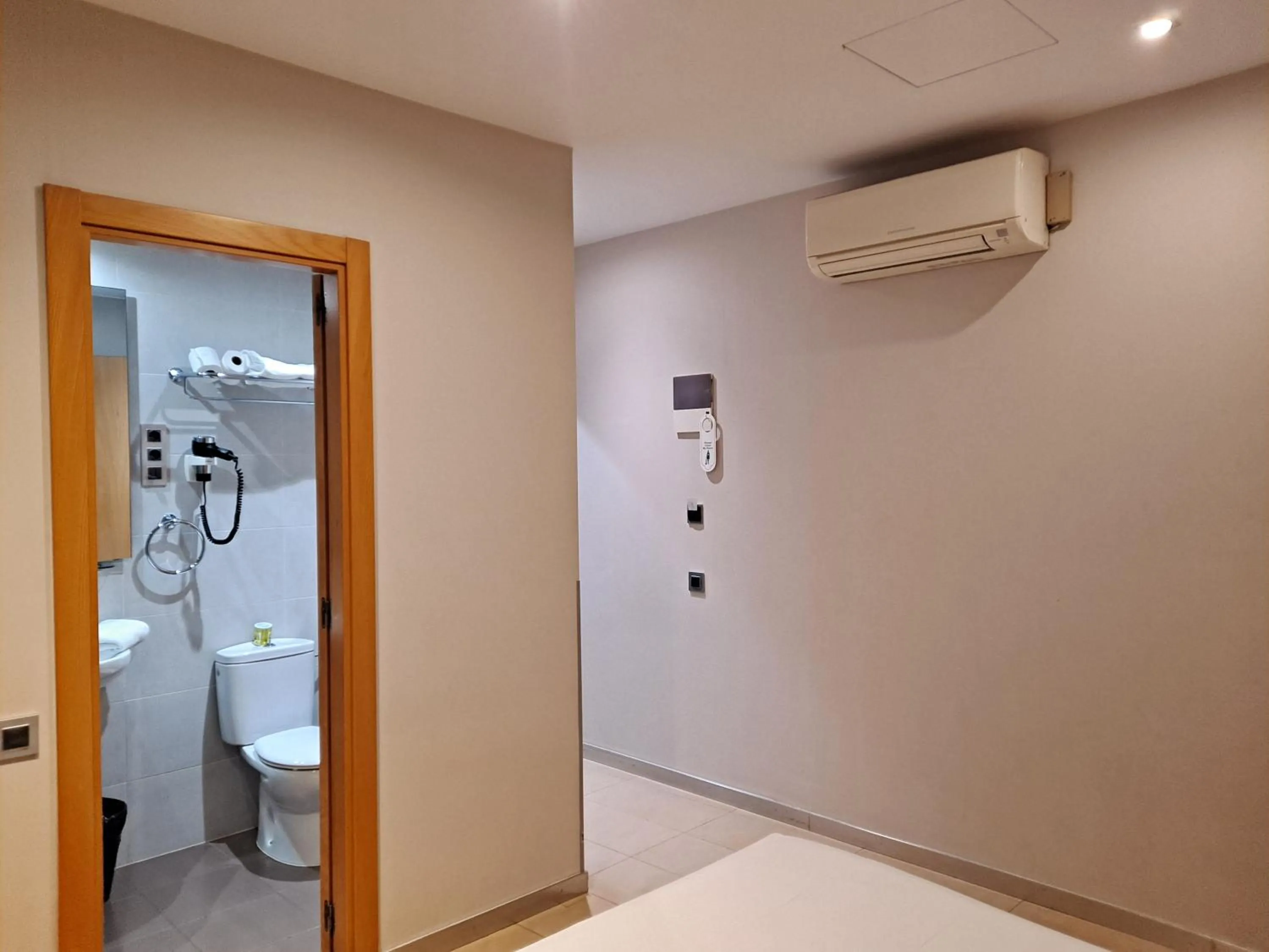 Toilet in Hostal Las Flores Ramblas