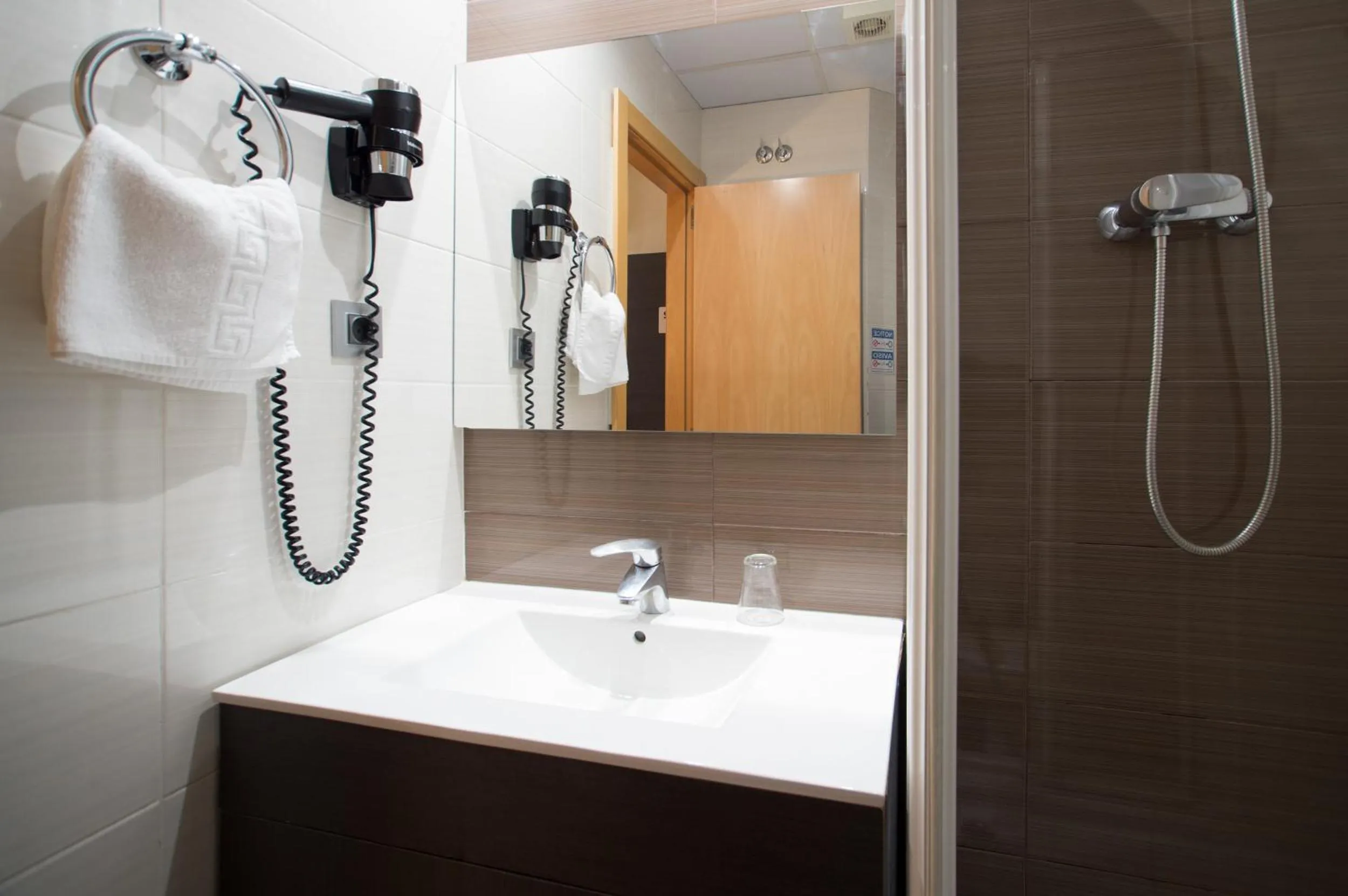 Bathroom in Hostal Las Flores Ramblas