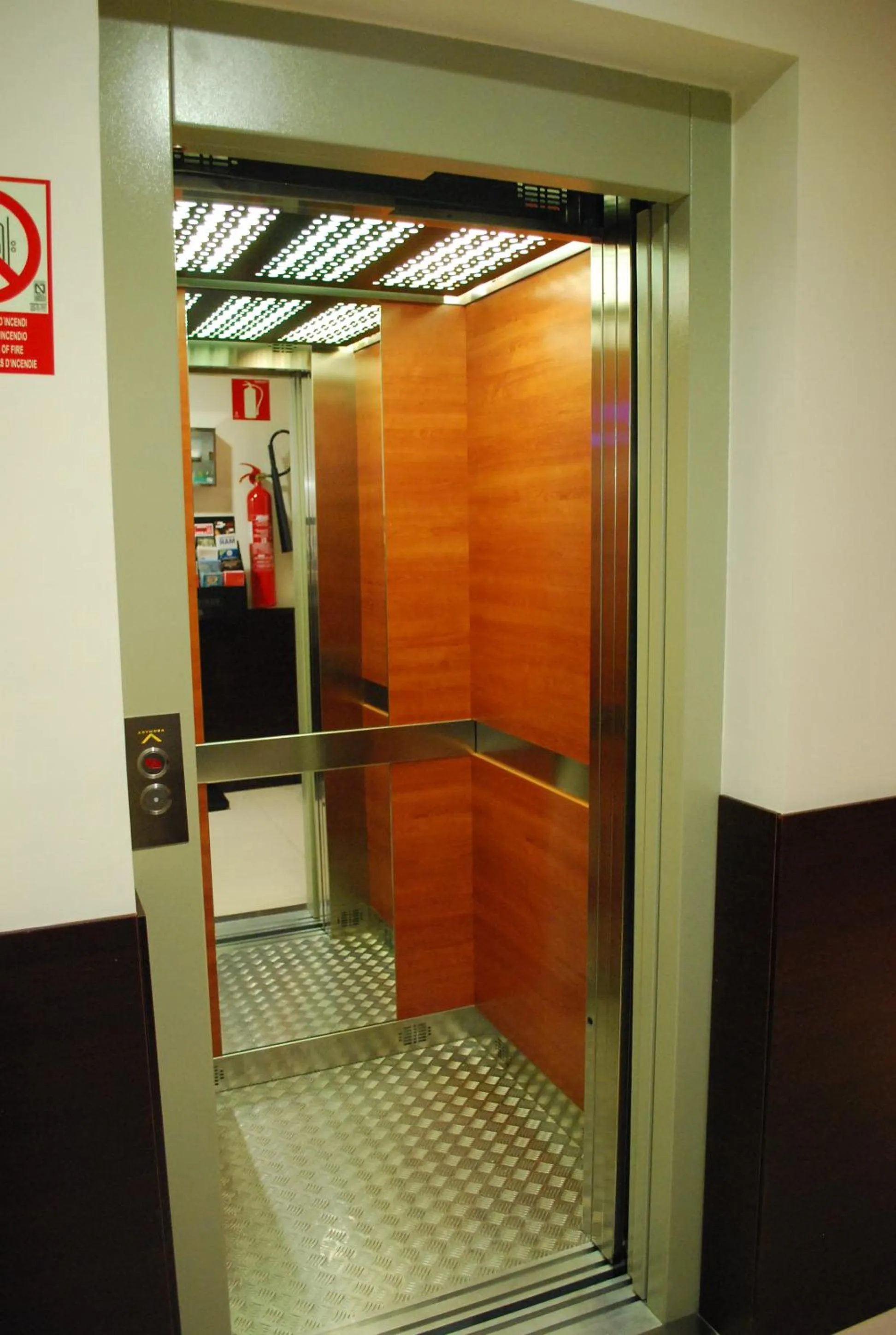 Area and facilities in Hostal Las Flores Ramblas