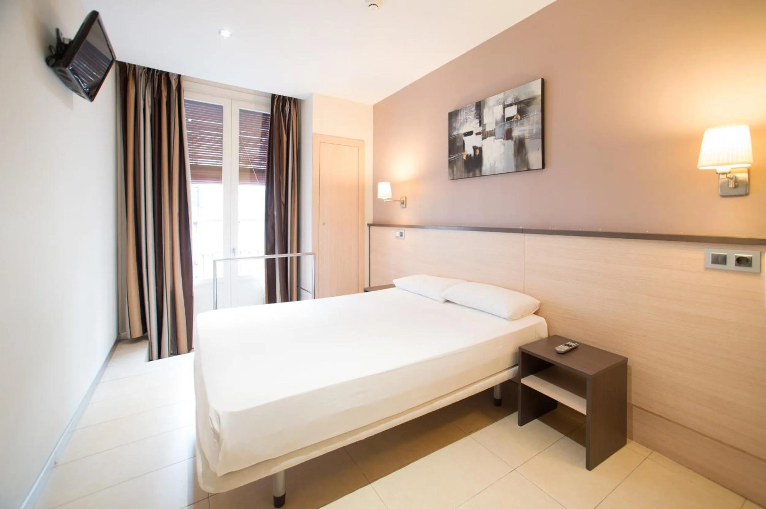 Day, Bed in Hostal Las Flores Ramblas