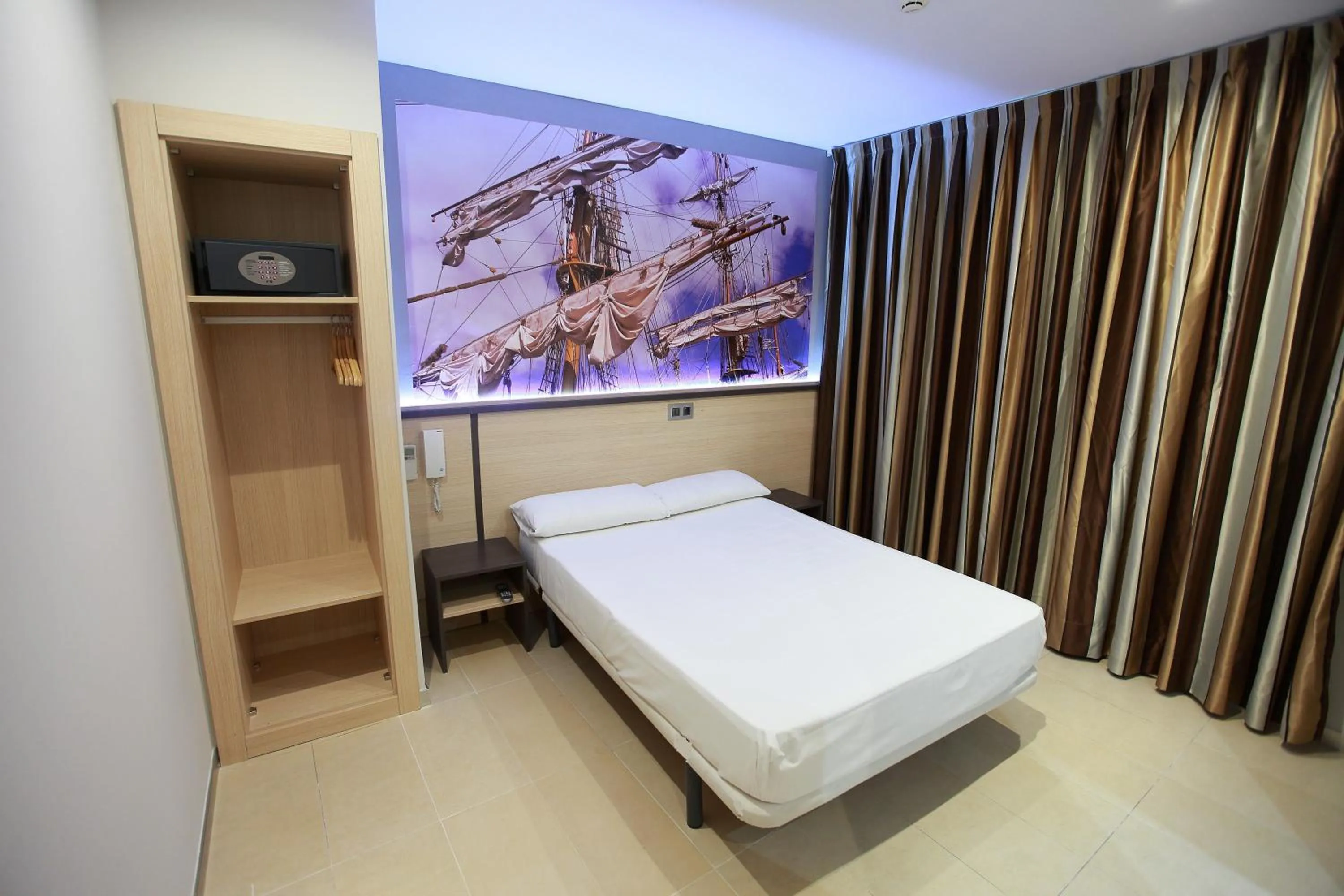 Bedroom, Bed in Hostal Las Flores Ramblas