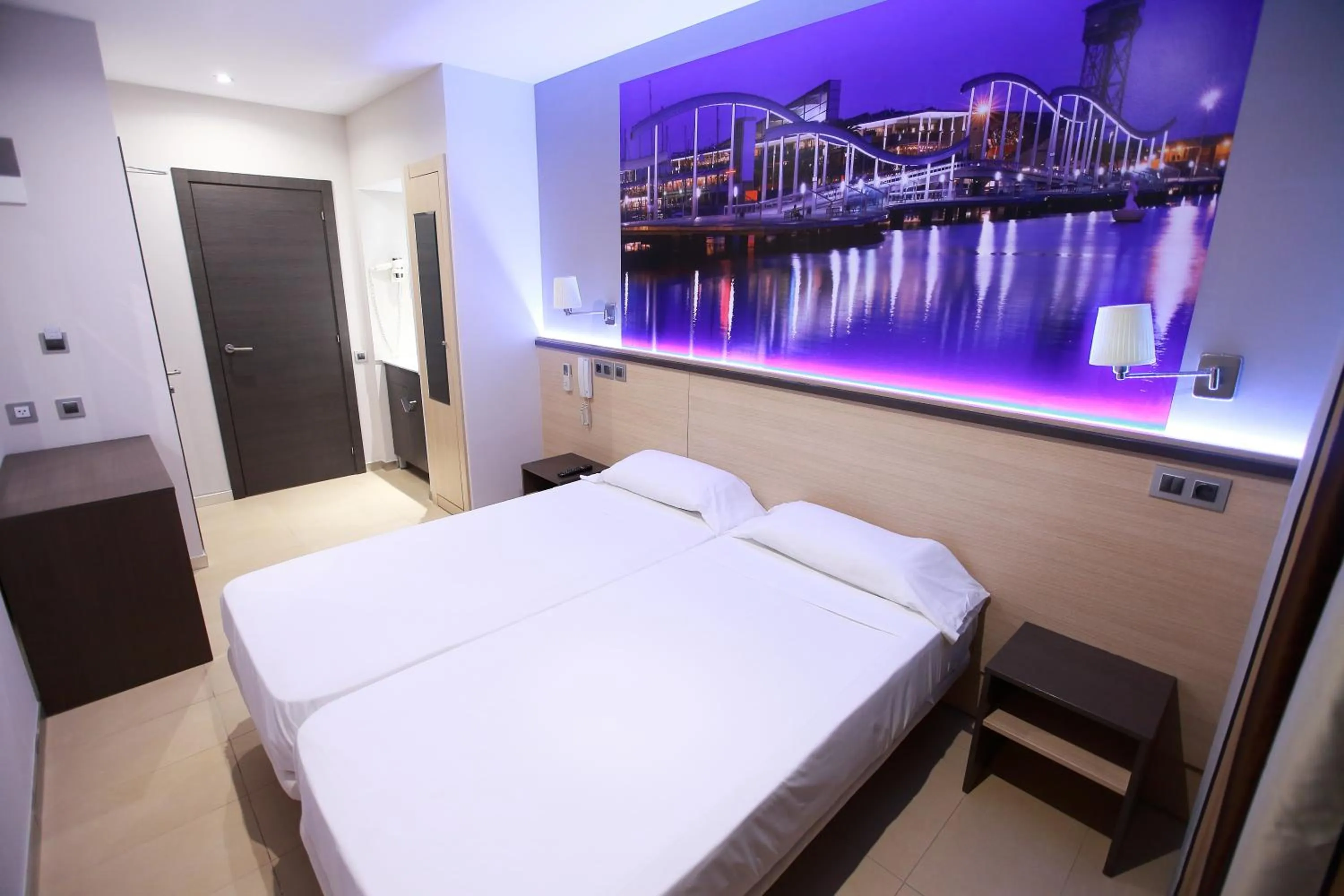 Bedroom, Bed in Hostal Las Flores Ramblas