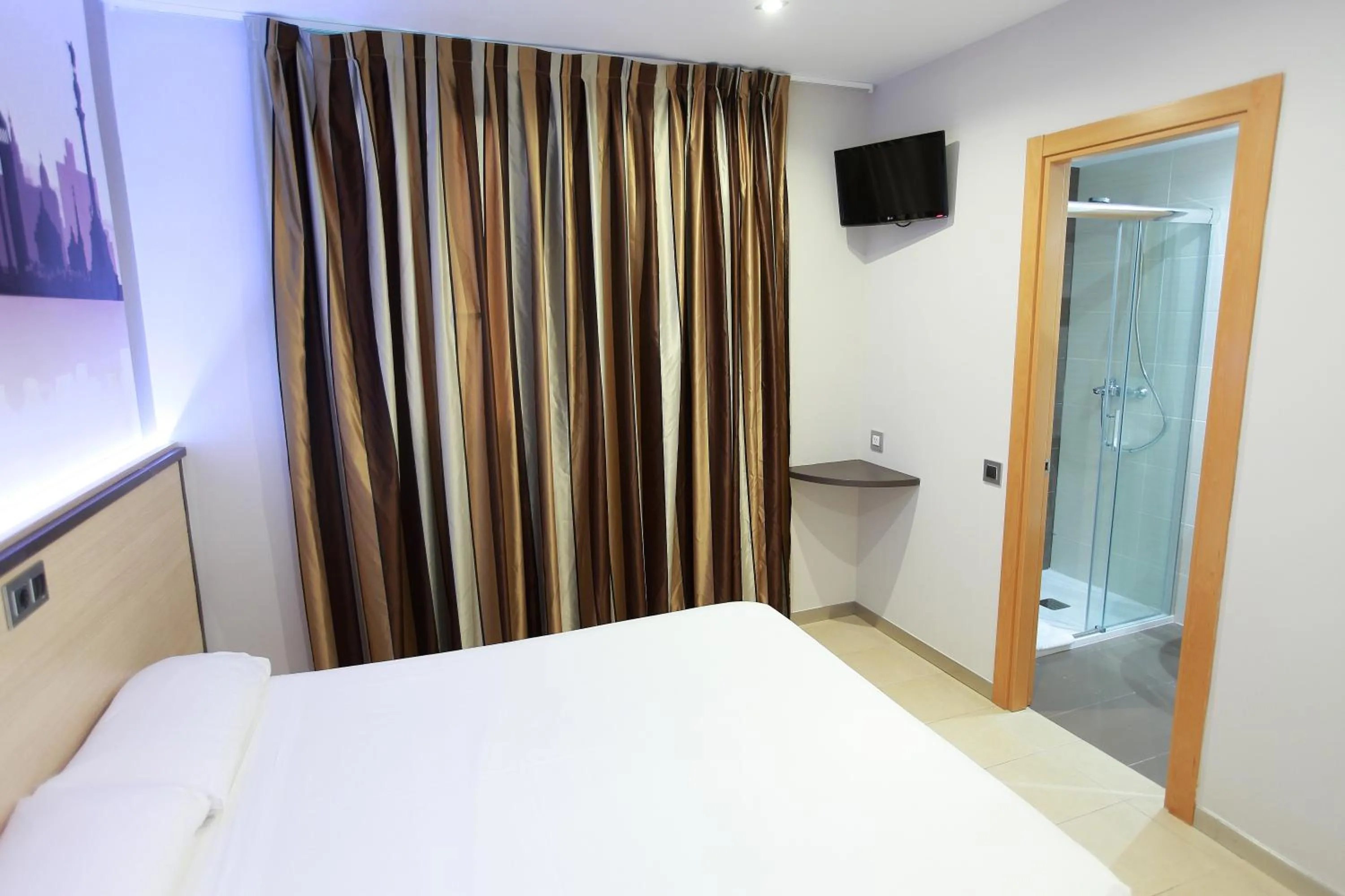 Photo of the whole room, Bed in Hostal Las Flores Ramblas