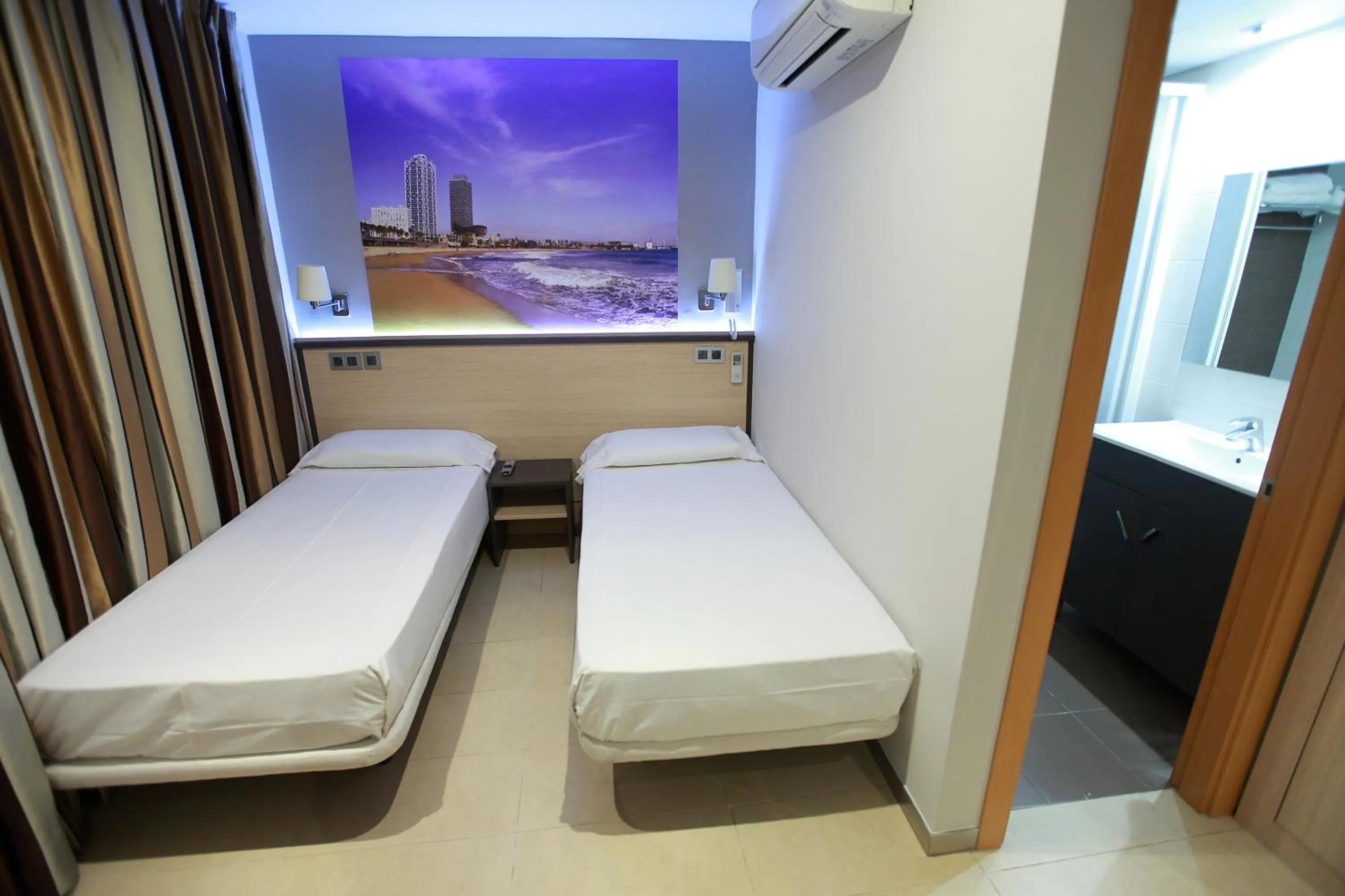 Photo of the whole room, Bed in Hostal Las Flores Ramblas