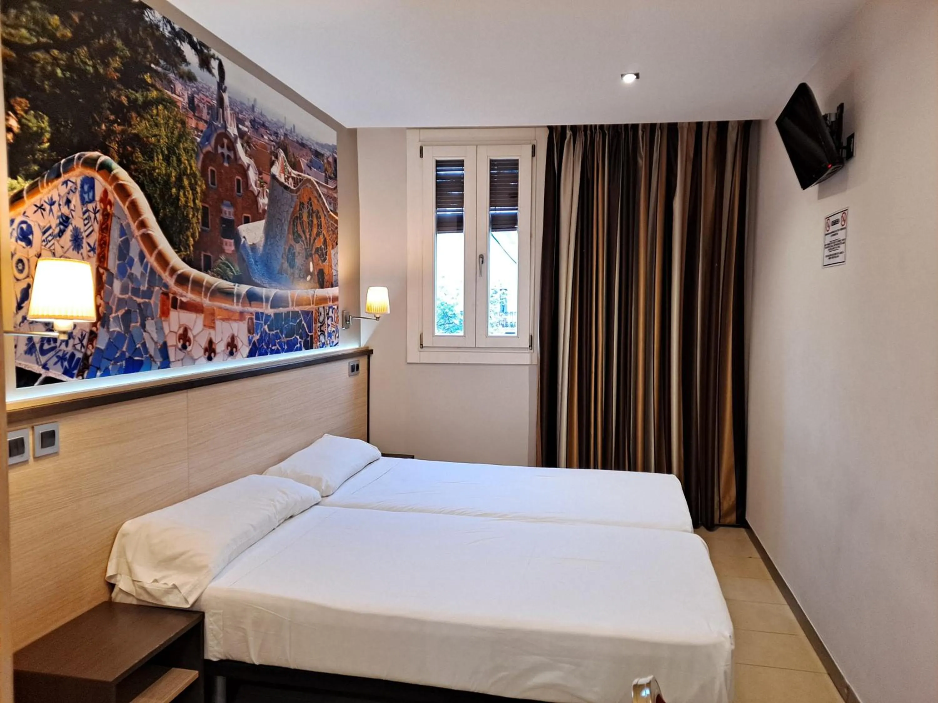 Photo of the whole room, Bed in Hostal Las Flores Ramblas