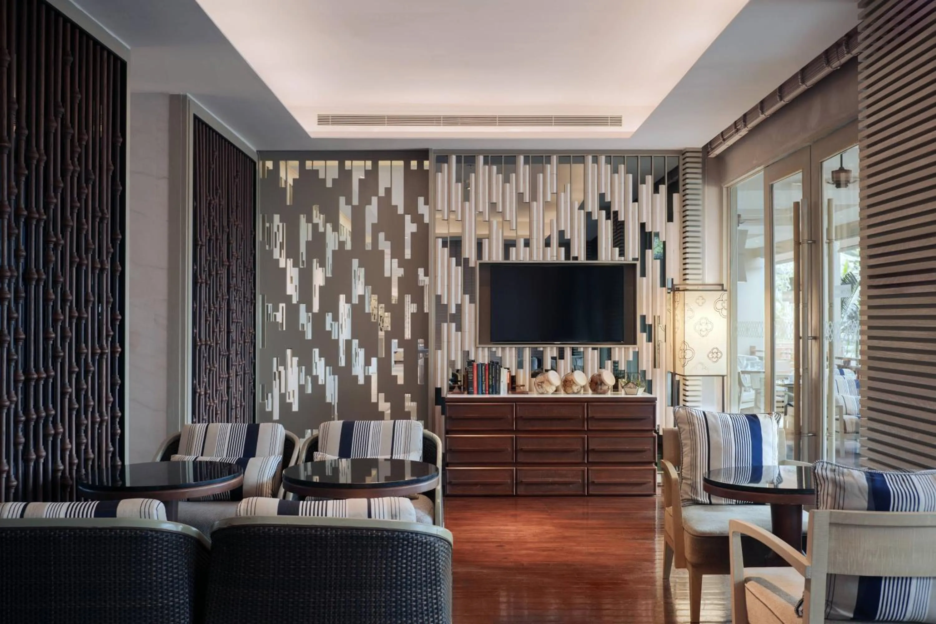 Lounge or bar in Phuket Marriott Resort and Spa, Nai Yang Beach