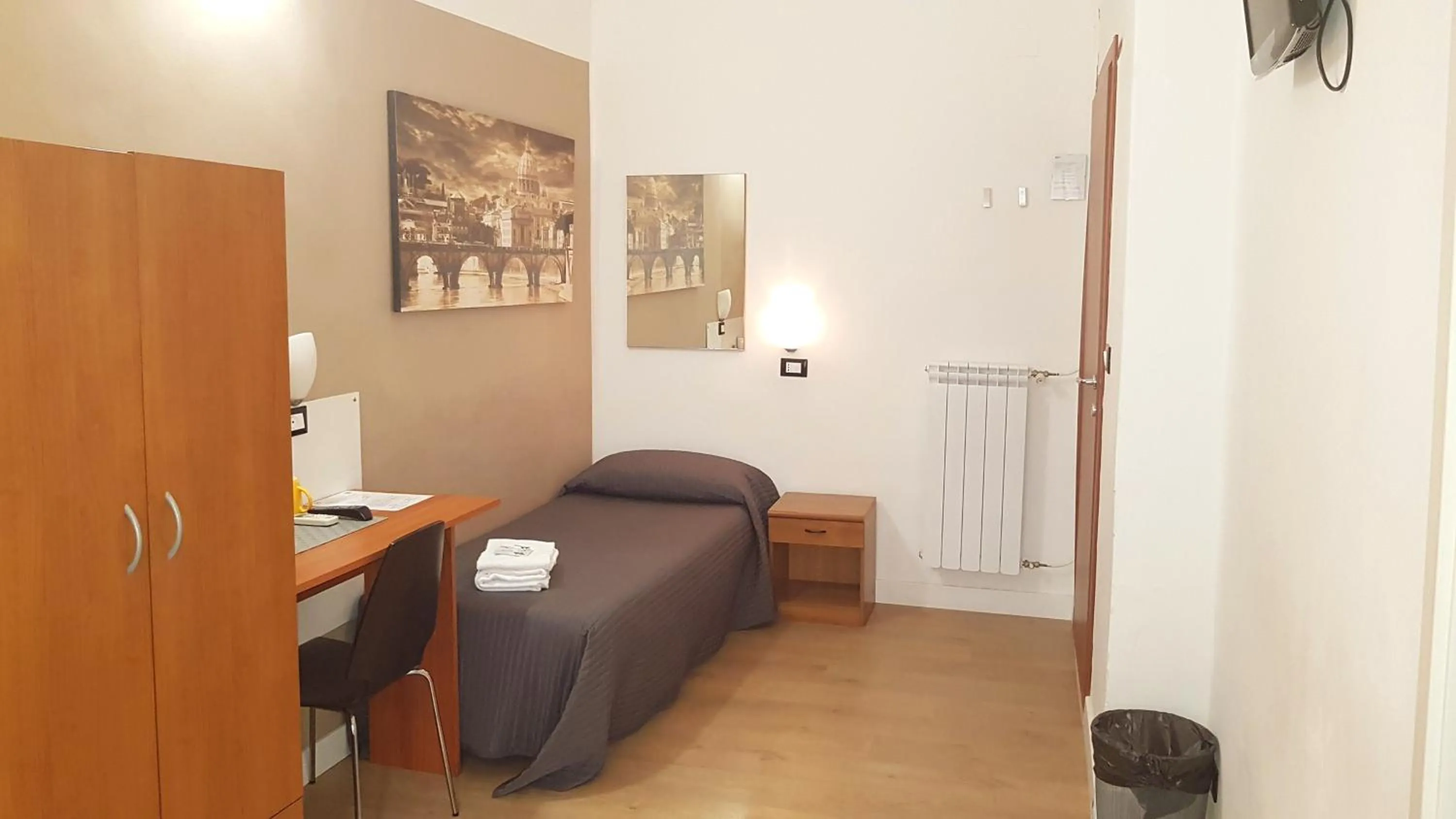 Photo of the whole room, Bed in Piumith Guest House