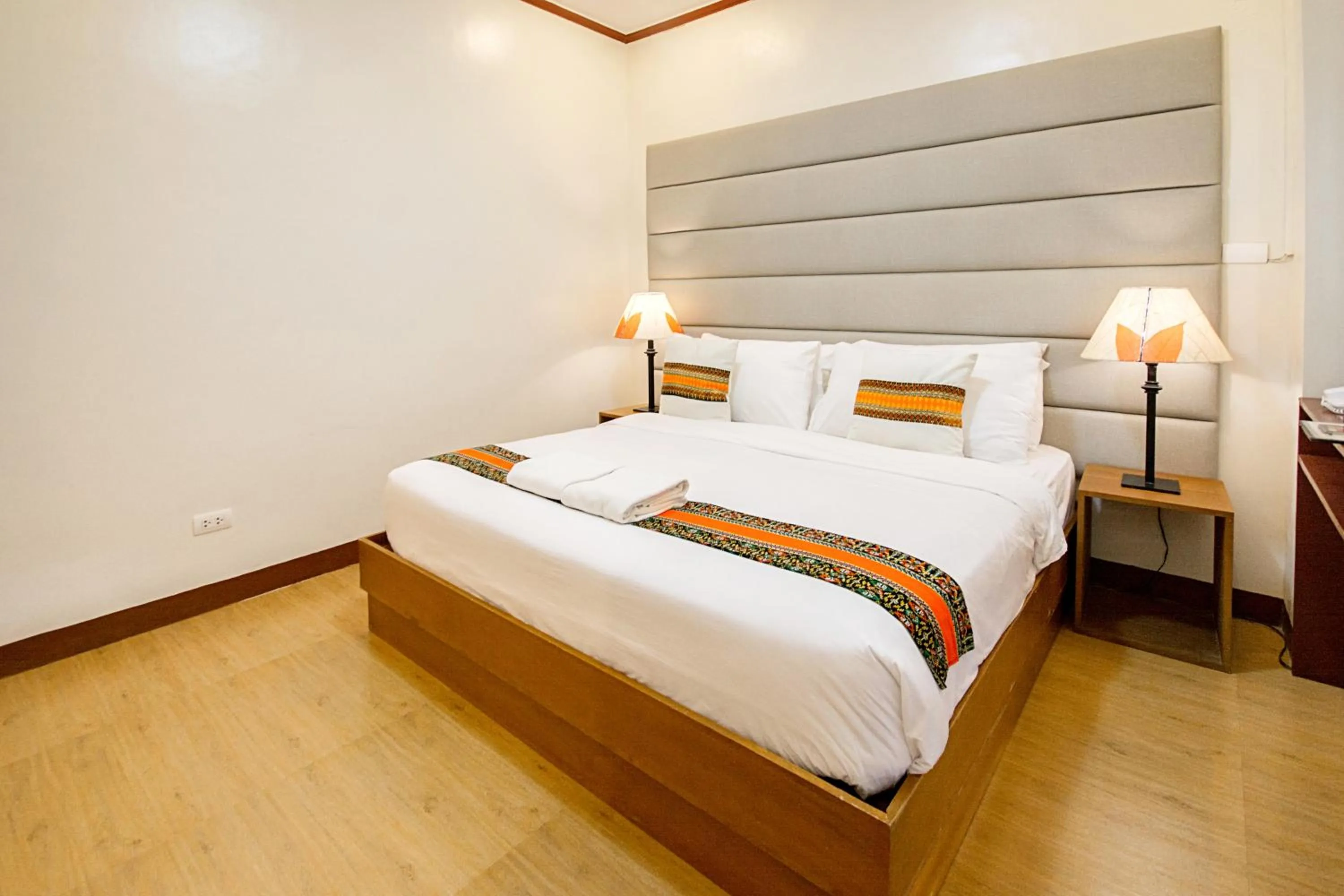 Bed in Sur Beach Resort Boracay