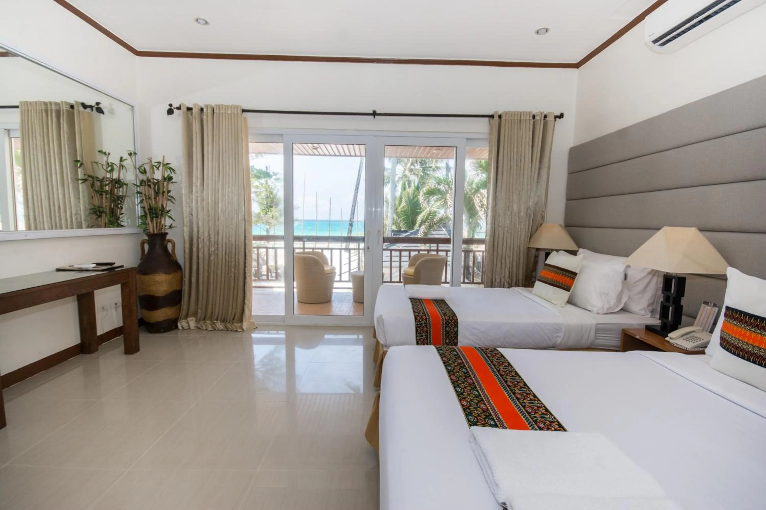 Photo of the whole room, Bed in Sur Beach Resort Boracay