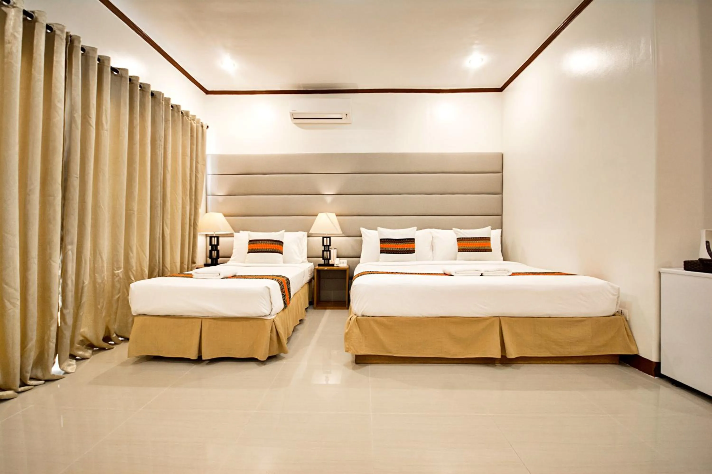 Bed in Sur Beach Resort Boracay