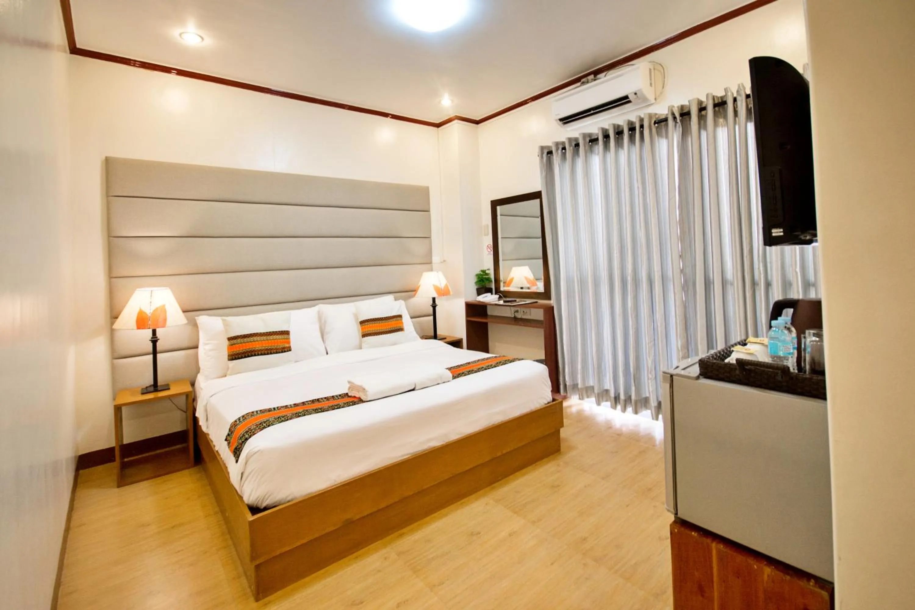 Bed in Sur Beach Resort Boracay