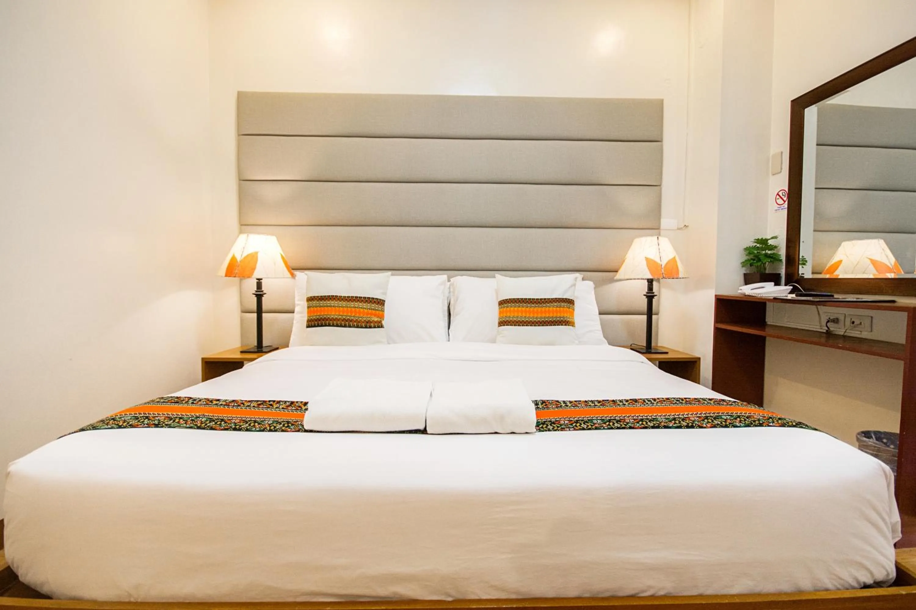 Bed in Sur Beach Resort Boracay