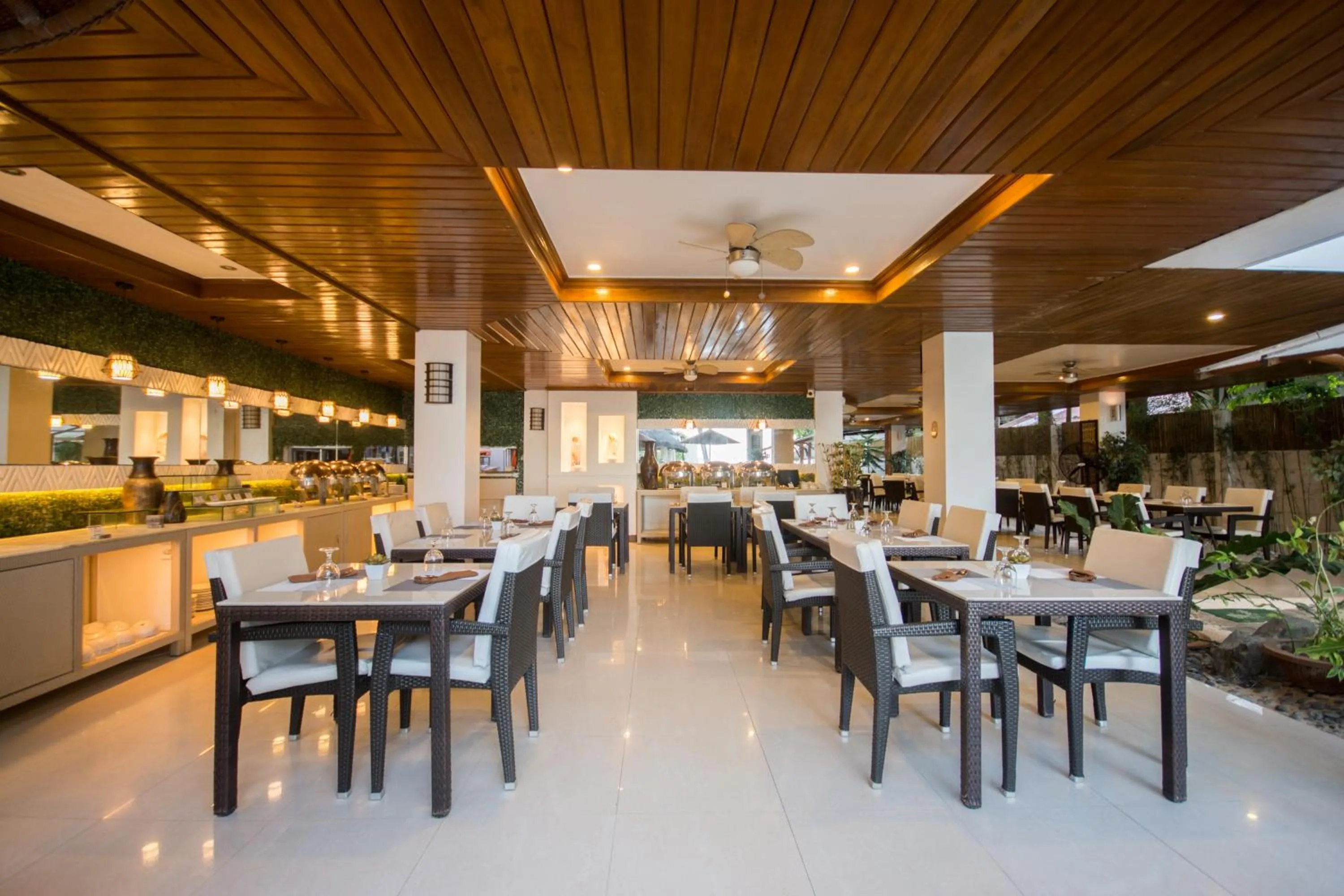 Restaurant/places to eat in Sur Beach Resort Boracay