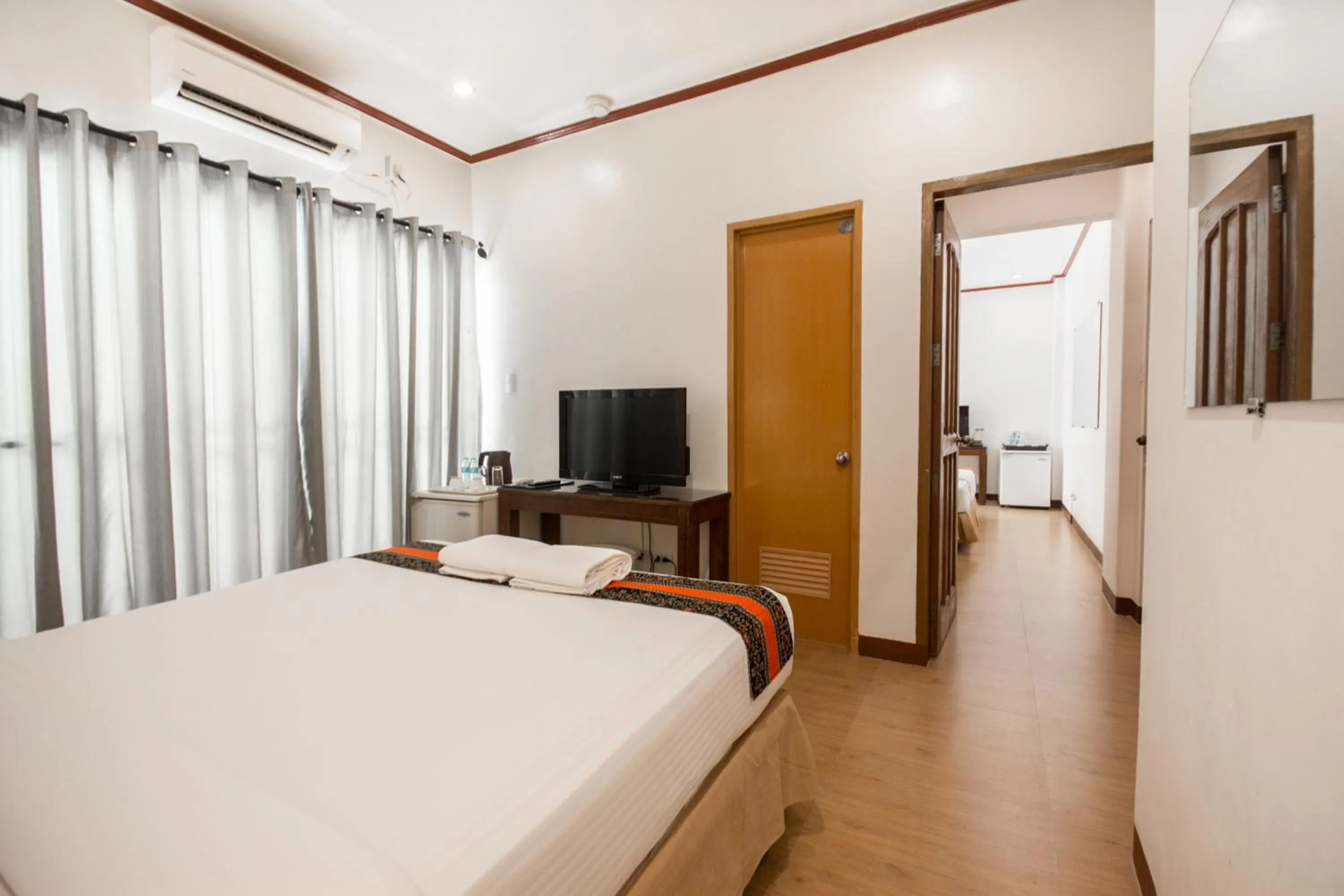 Bed in Sur Beach Resort Boracay