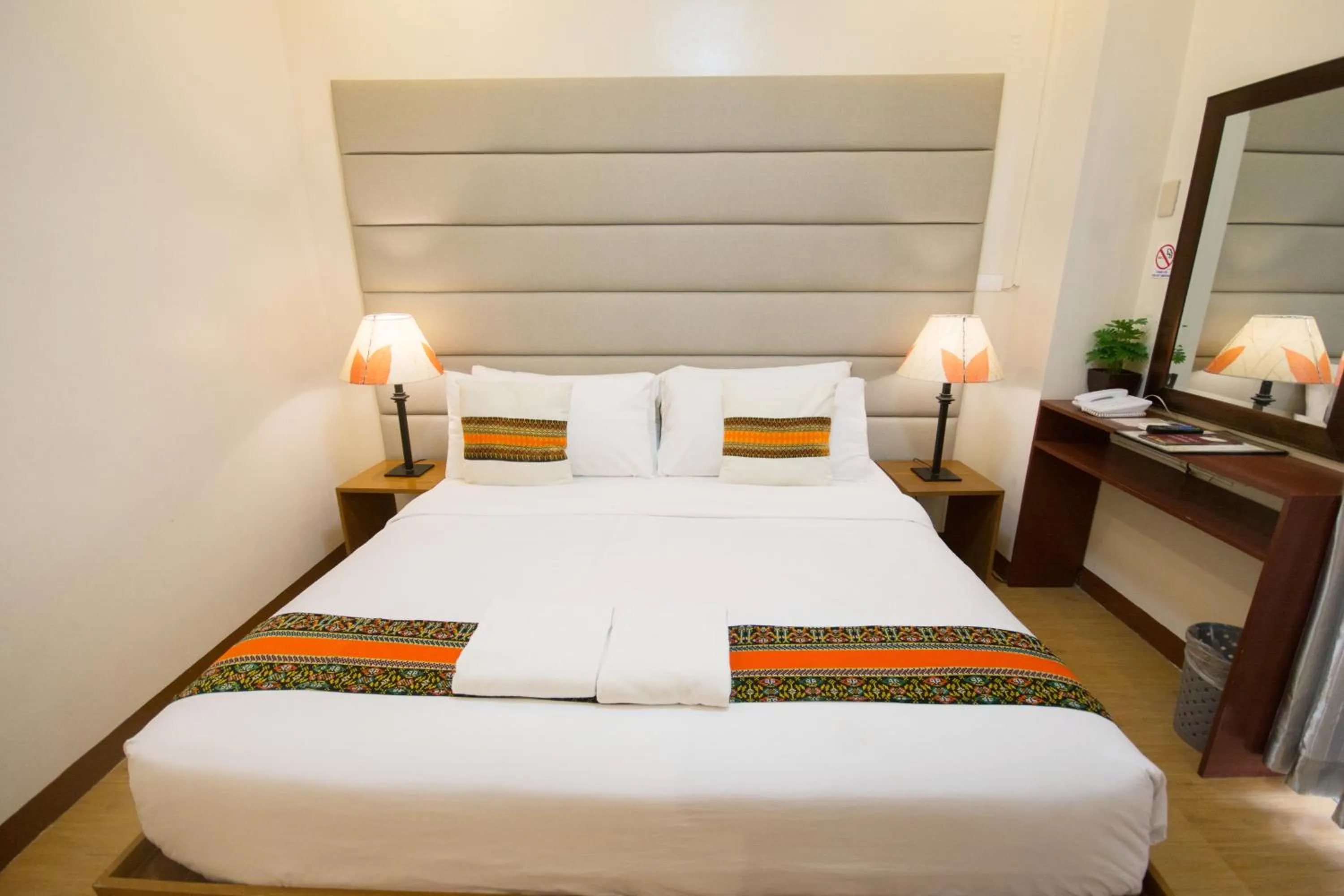 Bed in Sur Beach Resort Boracay