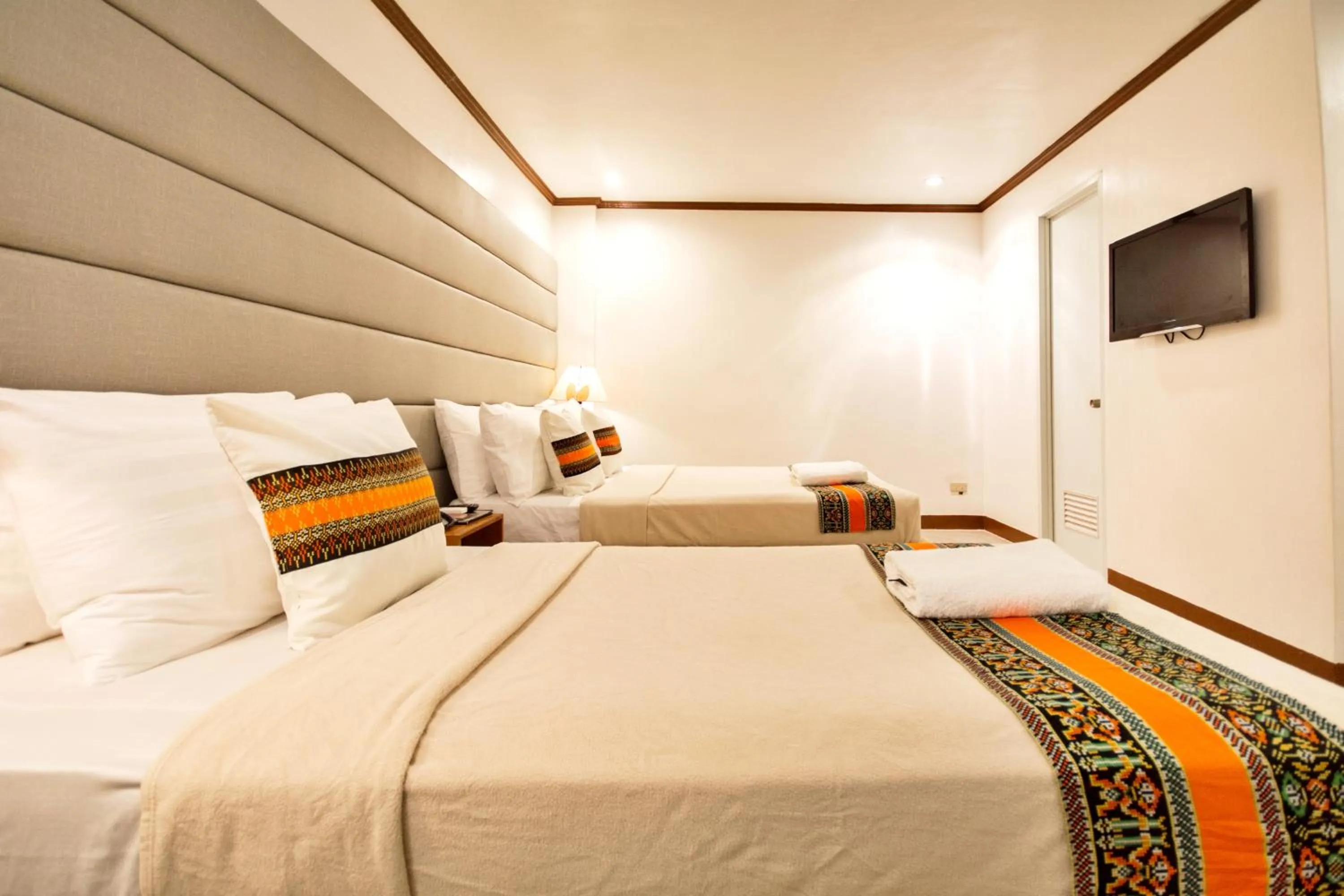 Bed in Sur Beach Resort Boracay