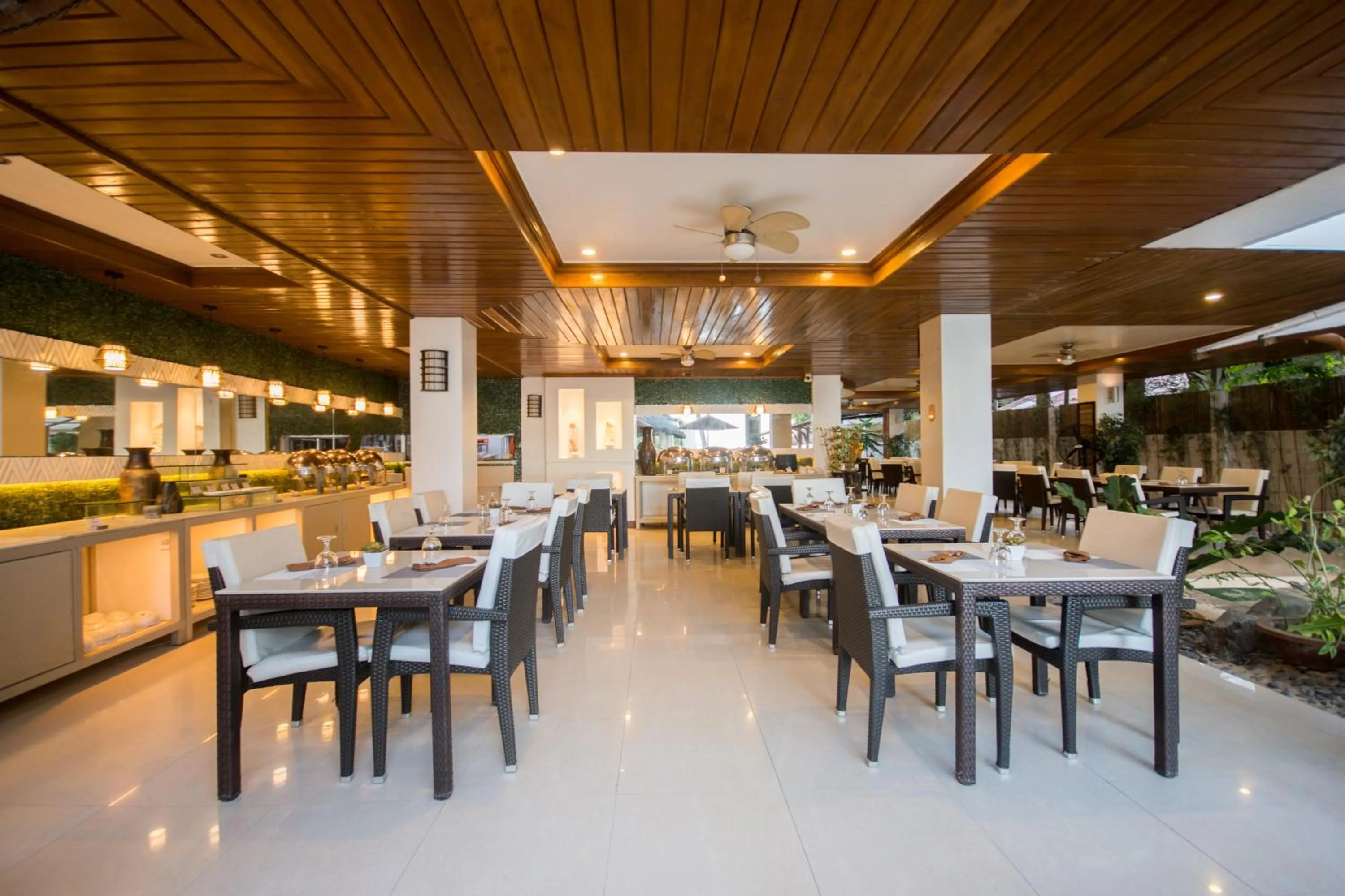 Restaurant/places to eat in Sur Beach Resort Boracay