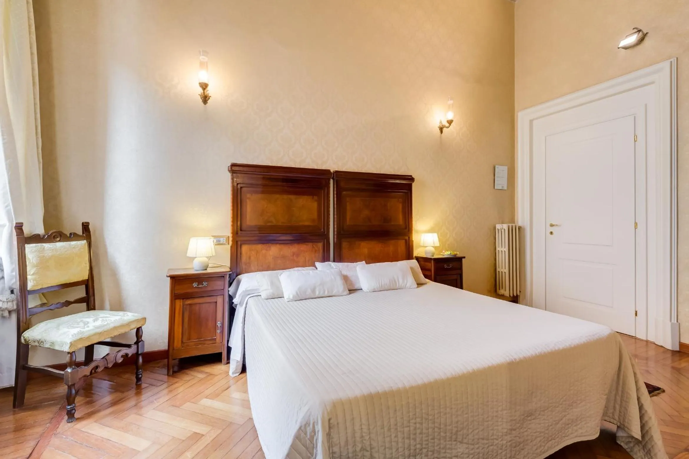 Photo of the whole room, Bed in Affreschi Su Roma Luxury B&B